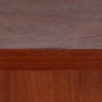 Johannes Sorth（ヨハネス・ソース）によるNexo Mobelfabrik社製のチーク材ディスプレイシェルフです。幅100cmと程よいサイズ感で、上段の棚は高さのある書籍やオブジェを飾るのに適しており、中央の蛇腹扉の内側には小引き出しや仕切りが備わり、細かな収納にも対応します。下段の3杯の引き出しは収納力に優れ、衣類や書類の整理に便利です。直線的なフォルムに温かみのあるチーク材の木目が映え、経年の艶が深みを増したビンテージらしい風合いを楽しめます。機能性と美観を兼ね備えた北欧家具の魅力が詰まった一台です。