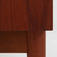 Johannes Sorth（ヨハネス・ソース）によるNexo Mobelfabrik社製のチーク材ディスプレイシェルフです。幅100cmと程よいサイズ感で、上段の棚は高さのある書籍やオブジェを飾るのに適しており、中央の蛇腹扉の内側には小引き出しや仕切りが備わり、細かな収納にも対応します。下段の3杯の引き出しは収納力に優れ、衣類や書類の整理に便利です。直線的なフォルムに温かみのあるチーク材の木目が映え、経年の艶が深みを増したビンテージらしい風合いを楽しめます。機能性と美観を兼ね備えた北欧家具の魅力が詰まった一台です。