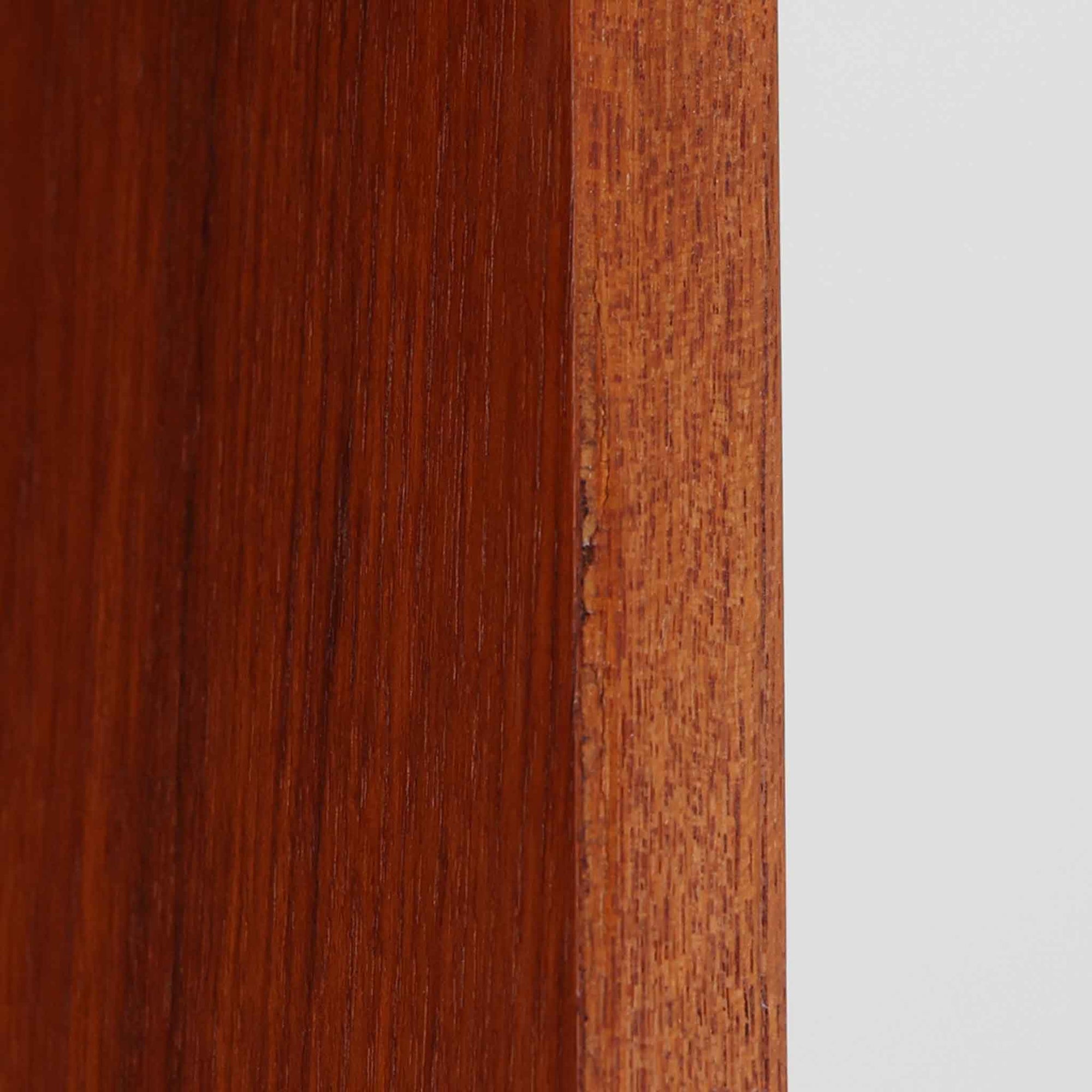 Johannes Sorth（ヨハネス・ソース）によるNexo Mobelfabrik社製のチーク材ディスプレイシェルフです。幅100cmと程よいサイズ感で、上段の棚は高さのある書籍やオブジェを飾るのに適しており、中央の蛇腹扉の内側には小引き出しや仕切りが備わり、細かな収納にも対応します。下段の3杯の引き出しは収納力に優れ、衣類や書類の整理に便利です。直線的なフォルムに温かみのあるチーク材の木目が映え、経年の艶が深みを増したビンテージらしい風合いを楽しめます。機能性と美観を兼ね備えた北欧家具の魅力が詰まった一台です。