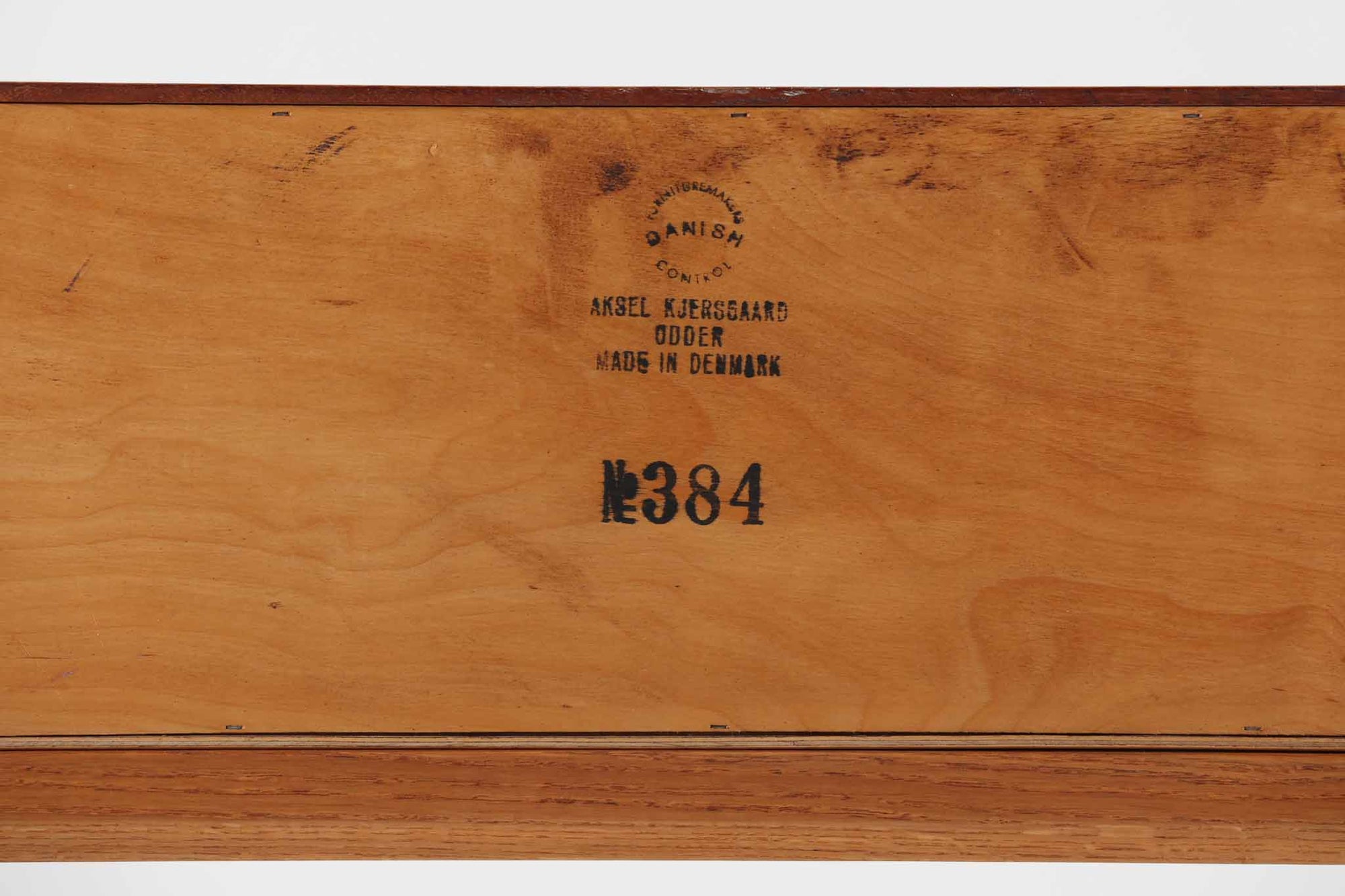 デンマークの巨匠Kai Kristiansen（カイ・クリスチャンセン）によってデザインされ、Aksel Kjersgaard（アクセル・ケアスゴー）社が製造したヴィンテージチェスト「No.384」です。素材には上質なオーク材が使用され、ナチュラルな木目とあたたかみのある色合いが魅力です。引き出しは円形のくり抜き取っ手がアクセントとなり、すっきりとした佇まいの中に北欧らしい機能美が感じられます。脚部には曲線を取り入れたデザインが施され、細部にまでこだわりが光る一台。ベッドサイドやリビング、玄関などさまざまなシーンで活躍します。裏面には「AKSEL KJERSGAARD ODDER」「mADE IN DENmARK」およびモデルナンバー「384」の刻印あり。シンプルでありながら存在感のある、北欧ヴィンテージの逸品です。
