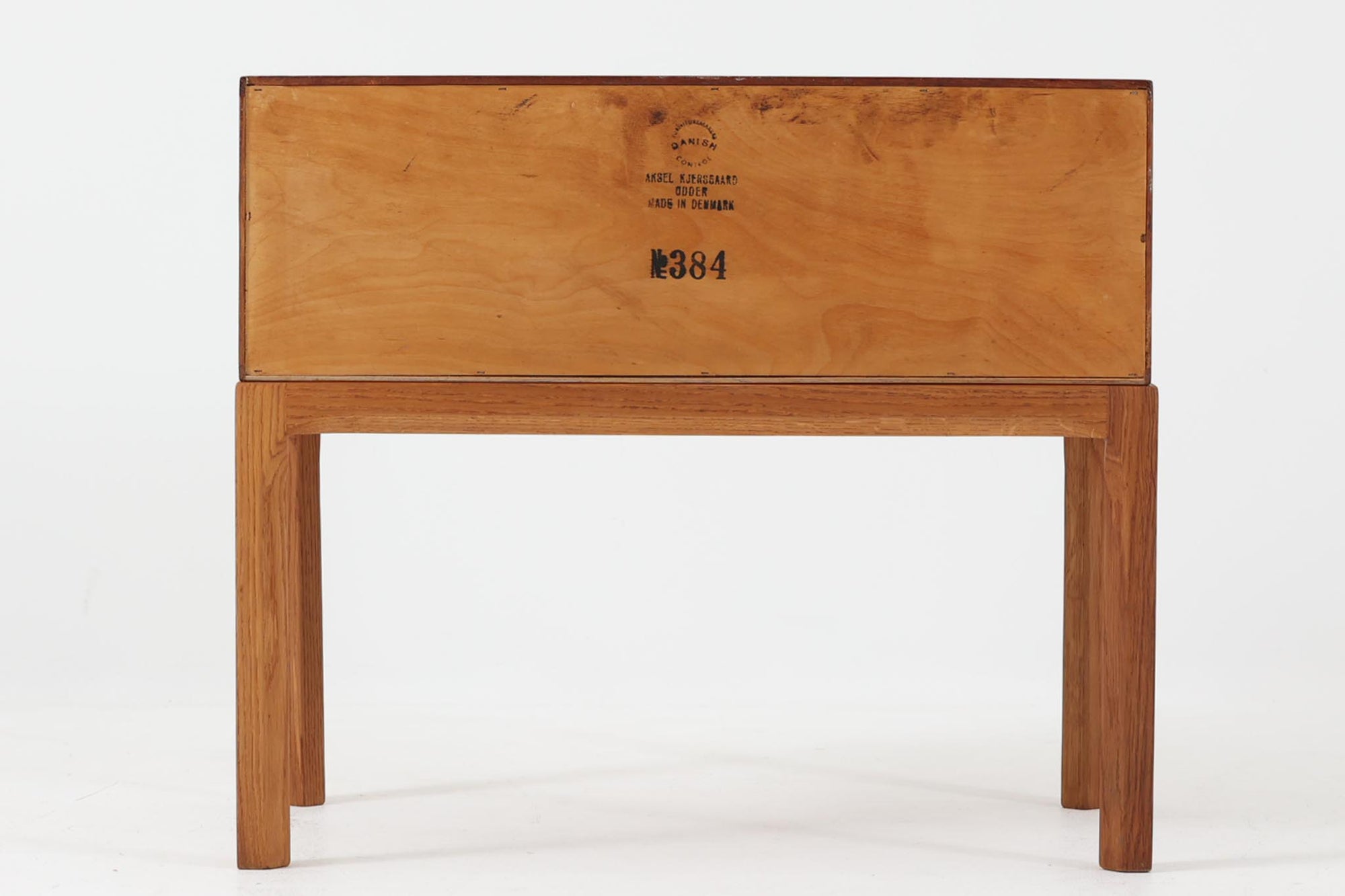 デンマークの巨匠Kai Kristiansen（カイ・クリスチャンセン）によってデザインされ、Aksel Kjersgaard（アクセル・ケアスゴー）社が製造したヴィンテージチェスト「No.384」です。素材には上質なオーク材が使用され、ナチュラルな木目とあたたかみのある色合いが魅力です。引き出しは円形のくり抜き取っ手がアクセントとなり、すっきりとした佇まいの中に北欧らしい機能美が感じられます。脚部には曲線を取り入れたデザインが施され、細部にまでこだわりが光る一台。ベッドサイドやリビング、玄関などさまざまなシーンで活躍します。裏面には「AKSEL KJERSGAARD ODDER」「mADE IN DENmARK」およびモデルナンバー「384」の刻印あり。シンプルでありながら存在感のある、北欧ヴィンテージの逸品です。