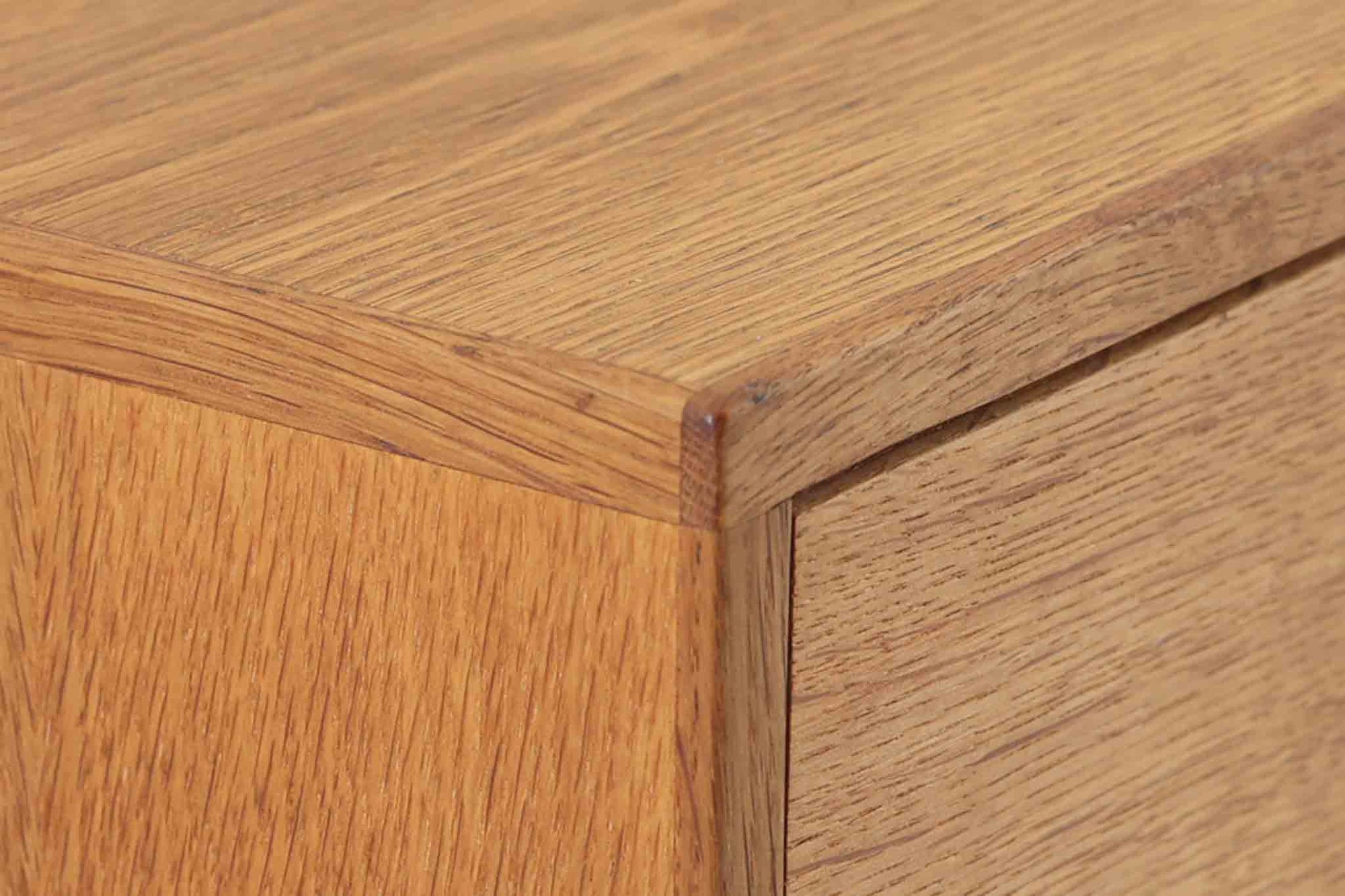 デンマークの巨匠Kai Kristiansen（カイ・クリスチャンセン）によってデザインされ、Aksel Kjersgaard（アクセル・ケアスゴー）社が製造したヴィンテージチェスト「No.384」です。素材には上質なオーク材が使用され、ナチュラルな木目とあたたかみのある色合いが魅力です。引き出しは円形のくり抜き取っ手がアクセントとなり、すっきりとした佇まいの中に北欧らしい機能美が感じられます。脚部には曲線を取り入れたデザインが施され、細部にまでこだわりが光る一台。ベッドサイドやリビング、玄関などさまざまなシーンで活躍します。裏面には「AKSEL KJERSGAARD ODDER」「mADE IN DENmARK」およびモデルナンバー「384」の刻印あり。シンプルでありながら存在感のある、北欧ヴィンテージの逸品です。