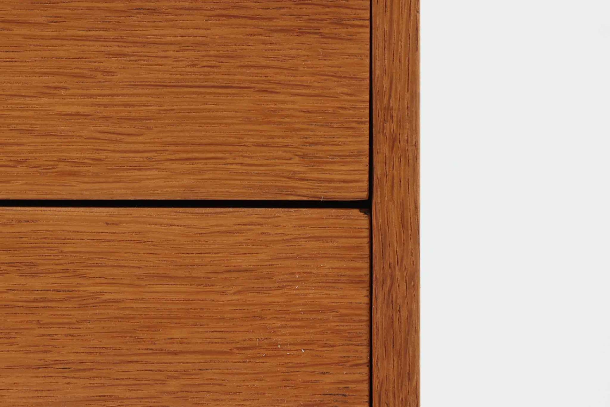 デンマークの巨匠Kai Kristiansen（カイ・クリスチャンセン）によってデザインされ、Aksel Kjersgaard（アクセル・ケアスゴー）社が製造したヴィンテージチェスト「No.384」です。素材には上質なオーク材が使用され、ナチュラルな木目とあたたかみのある色合いが魅力です。引き出しは円形のくり抜き取っ手がアクセントとなり、すっきりとした佇まいの中に北欧らしい機能美が感じられます。脚部には曲線を取り入れたデザインが施され、細部にまでこだわりが光る一台。ベッドサイドやリビング、玄関などさまざまなシーンで活躍します。裏面には「AKSEL KJERSGAARD ODDER」「mADE IN DENmARK」およびモデルナンバー「384」の刻印あり。シンプルでありながら存在感のある、北欧ヴィンテージの逸品です。