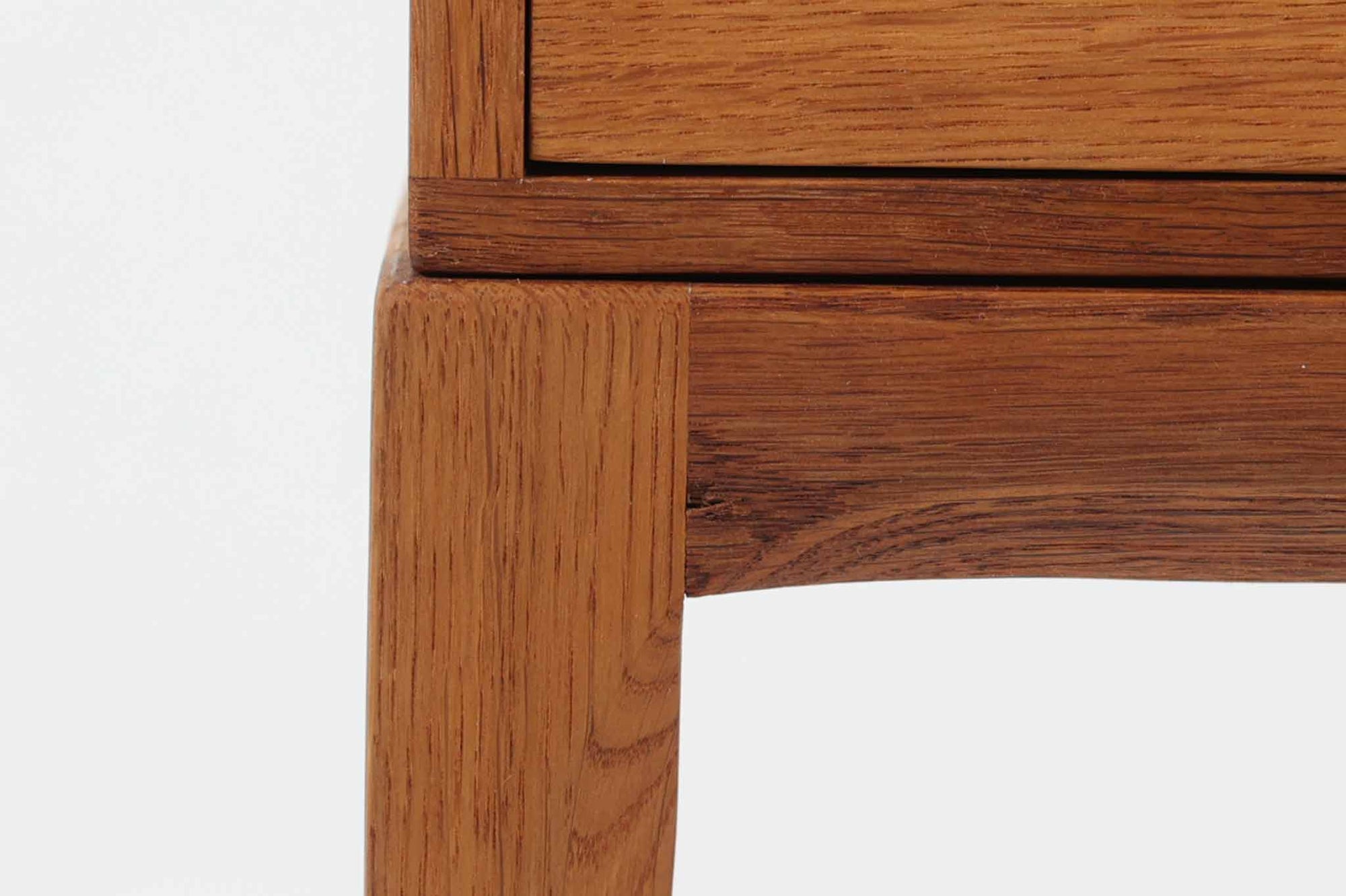 デンマークの巨匠Kai Kristiansen（カイ・クリスチャンセン）によってデザインされ、Aksel Kjersgaard（アクセル・ケアスゴー）社が製造したヴィンテージチェスト「No.384」です。素材には上質なオーク材が使用され、ナチュラルな木目とあたたかみのある色合いが魅力です。引き出しは円形のくり抜き取っ手がアクセントとなり、すっきりとした佇まいの中に北欧らしい機能美が感じられます。脚部には曲線を取り入れたデザインが施され、細部にまでこだわりが光る一台。ベッドサイドやリビング、玄関などさまざまなシーンで活躍します。裏面には「AKSEL KJERSGAARD ODDER」「mADE IN DENmARK」およびモデルナンバー「384」の刻印あり。シンプルでありながら存在感のある、北欧ヴィンテージの逸品です。