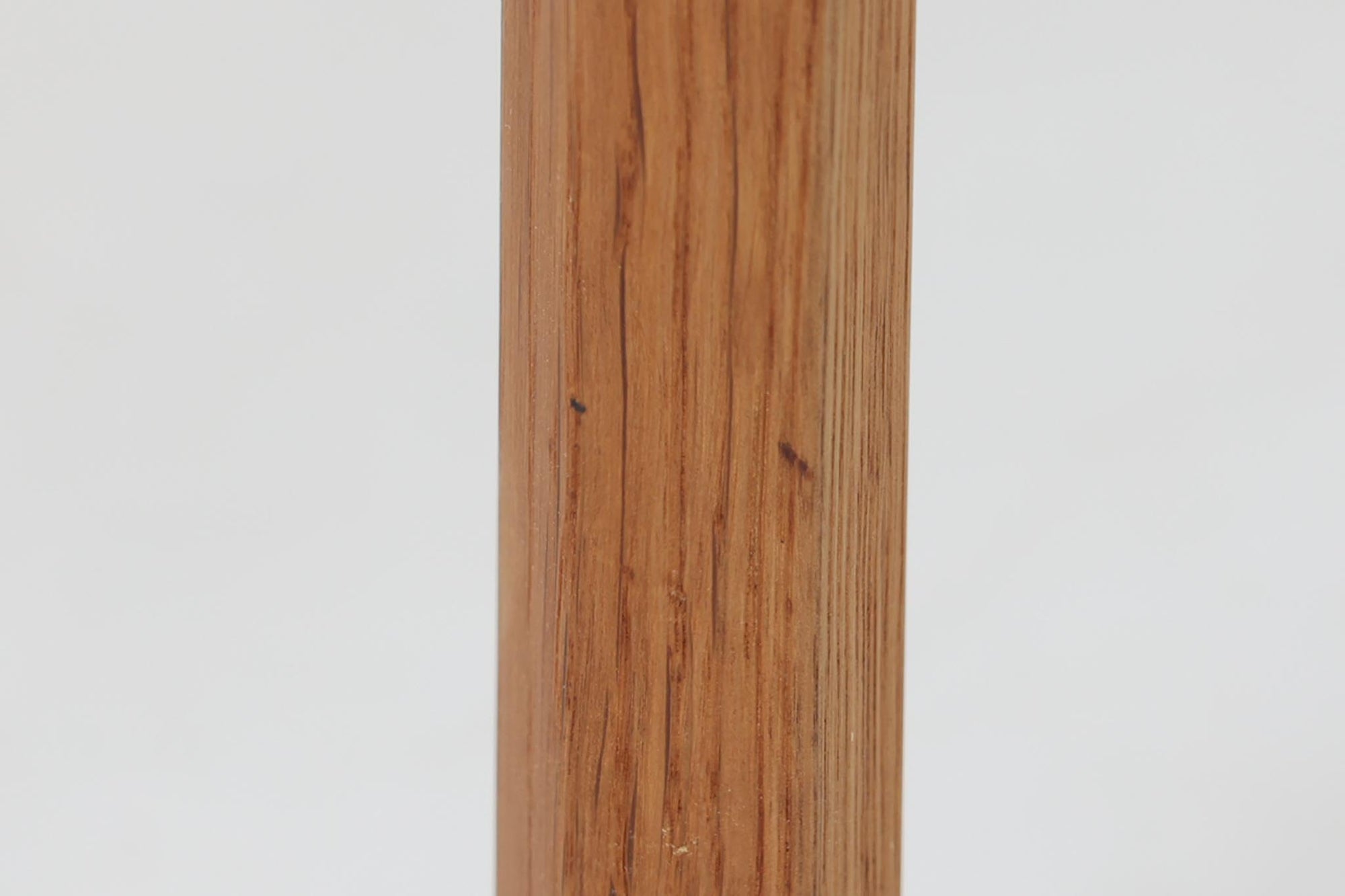 デンマークの巨匠Kai Kristiansen（カイ・クリスチャンセン）によってデザインされ、Aksel Kjersgaard（アクセル・ケアスゴー）社が製造したヴィンテージチェスト「No.384」です。素材には上質なオーク材が使用され、ナチュラルな木目とあたたかみのある色合いが魅力です。引き出しは円形のくり抜き取っ手がアクセントとなり、すっきりとした佇まいの中に北欧らしい機能美が感じられます。脚部には曲線を取り入れたデザインが施され、細部にまでこだわりが光る一台。ベッドサイドやリビング、玄関などさまざまなシーンで活躍します。裏面には「AKSEL KJERSGAARD ODDER」「mADE IN DENmARK」およびモデルナンバー「384」の刻印あり。シンプルでありながら存在感のある、北欧ヴィンテージの逸品です。