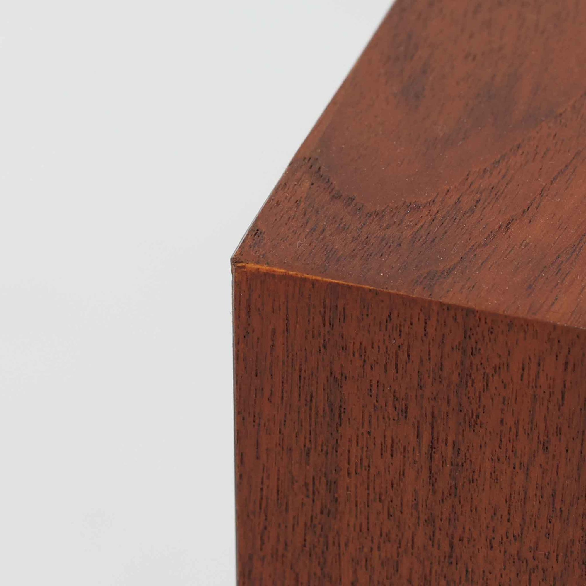 Kai Kristiansen（カイ・クリスチャンセン）によるデザインで、Feldballes Mobelfabrik社から製造された蛇腹キャビネットです。繊細なスリットが並ぶチーク材のロールフロントは職人技が光る美しい仕上がりで、滑らかな開閉動作も魅力のひとつ。内部は仕切り板と小収納が備えられ、実用性にも優れています。右下の小収納部は前板のみが貼られた飾り構造で、内部に収納はありません。特注仕様と思われる希少な一点です。シンプルながら存在感があり、リビングやワークスペースにも調和する北欧ビンテージらしい端正な佇まいです。