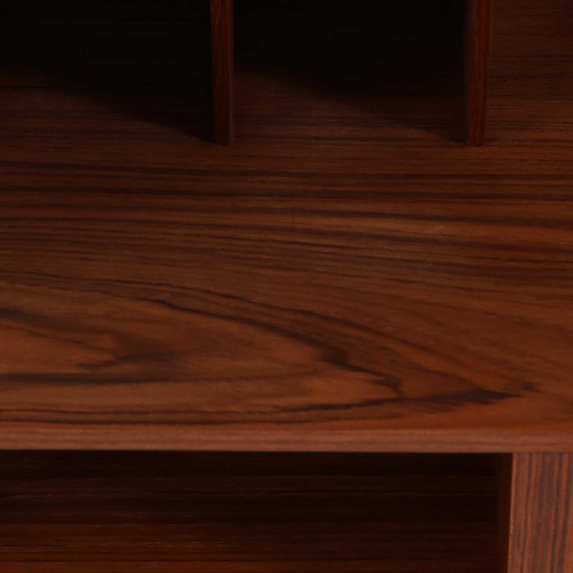 Kai Kristiansen（カイ・クリスチャンセン）によるデザインで、Feldballes Mobelfabrik社から製造された蛇腹キャビネットです。繊細なスリットが並ぶチーク材のロールフロントは職人技が光る美しい仕上がりで、滑らかな開閉動作も魅力のひとつ。内部は仕切り板と小収納が備えられ、実用性にも優れています。右下の小収納部は前板のみが貼られた飾り構造で、内部に収納はありません。特注仕様と思われる希少な一点です。シンプルながら存在感があり、リビングやワークスペースにも調和する北欧ビンテージらしい端正な佇まいです。