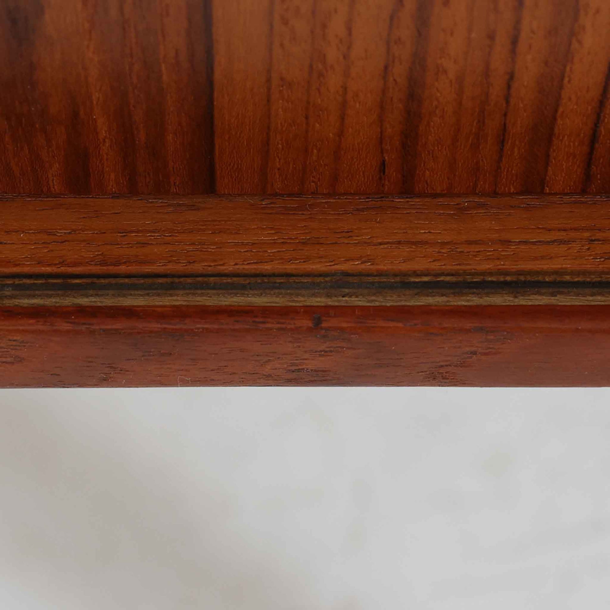 Kai Kristiansen（カイ・クリスチャンセン）によるデザインで、Feldballes Mobelfabrik社から製造された蛇腹キャビネットです。繊細なスリットが並ぶチーク材のロールフロントは職人技が光る美しい仕上がりで、滑らかな開閉動作も魅力のひとつ。内部は仕切り板と小収納が備えられ、実用性にも優れています。右下の小収納部は前板のみが貼られた飾り構造で、内部に収納はありません。特注仕様と思われる希少な一点です。シンプルながら存在感があり、リビングやワークスペースにも調和する北欧ビンテージらしい端正な佇まいです。