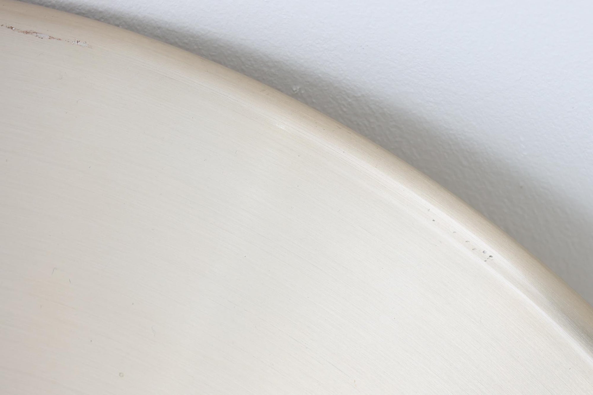 デンマークの照明メーカーLyfa社による、デザイナーEjnar B. mielby（アイナー・B・ミェルビー）が手がけた「Kuli（クーリ）」ペンダントライト。特徴的なホーン型のフォルムと、美しく仕上げられた真鍮カラーのシェードが印象的なビンテージ照明です。直径49cmと存在感のあるサイズ感で、ダイニングテーブルの上などにおすすめです。下面にはグリッド状のルーバーが備わっており、光源を柔らかく拡散しつつ眩しさを軽減する構造となっています。ソケット部分はE26口金、コードは引っ掛けシーリング仕様で、設置も簡単です。経年に伴う小傷や塗装剥がれが一部見られますが、全体としてはビンテージらしい雰囲気を保っています。空間にミッドセンチュリーのエッセンスを加える一品としておすすめです。