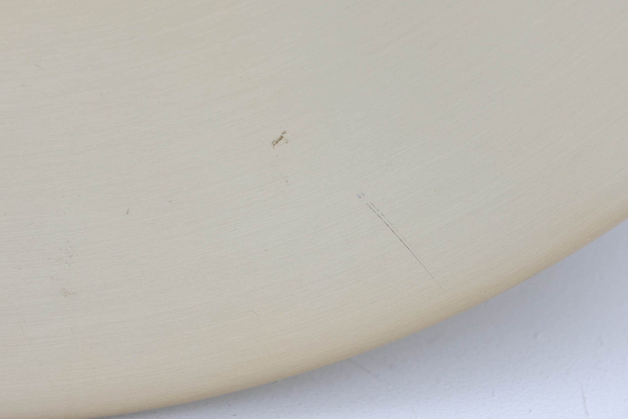 デンマークの照明メーカーLyfa社による、デザイナーEjnar B. mielby（アイナー・B・ミェルビー）が手がけた「Kuli（クーリ）」ペンダントライト。特徴的なホーン型のフォルムと、美しく仕上げられた真鍮カラーのシェードが印象的なビンテージ照明です。直径49cmと存在感のあるサイズ感で、ダイニングテーブルの上などにおすすめです。下面にはグリッド状のルーバーが備わっており、光源を柔らかく拡散しつつ眩しさを軽減する構造となっています。ソケット部分はE26口金、コードは引っ掛けシーリング仕様で、設置も簡単です。経年に伴う小傷や塗装剥がれが一部見られますが、全体としてはビンテージらしい雰囲気を保っています。空間にミッドセンチュリーのエッセンスを加える一品としておすすめです。