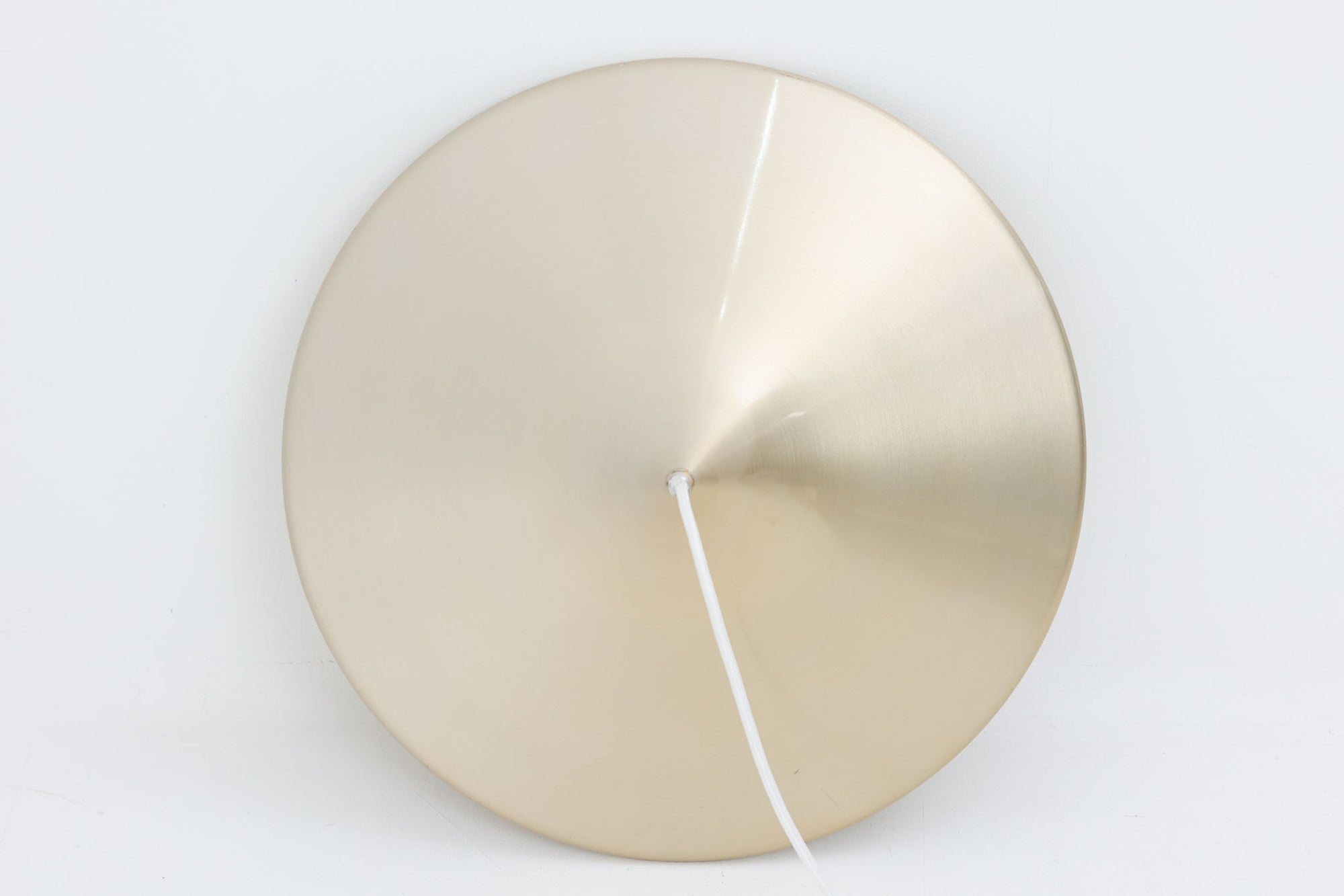 デンマークの照明メーカーLyfa社による、デザイナーEjnar B. mielby（アイナー・B・ミェルビー）が手がけた「Kuli（クーリ）」ペンダントライト。特徴的なホーン型のフォルムと、美しく仕上げられた真鍮カラーのシェードが印象的なビンテージ照明です。直径49cmと存在感のあるサイズ感で、ダイニングテーブルの上などにおすすめです。下面にはグリッド状のルーバーが備わっており、光源を柔らかく拡散しつつ眩しさを軽減する構造となっています。ソケット部分はE26口金、コードは引っ掛けシーリング仕様で、設置も簡単です。経年に伴う小傷や塗装剥がれが一部見られますが、全体としてはビンテージらしい雰囲気を保っています。空間にミッドセンチュリーのエッセンスを加える一品としておすすめです。