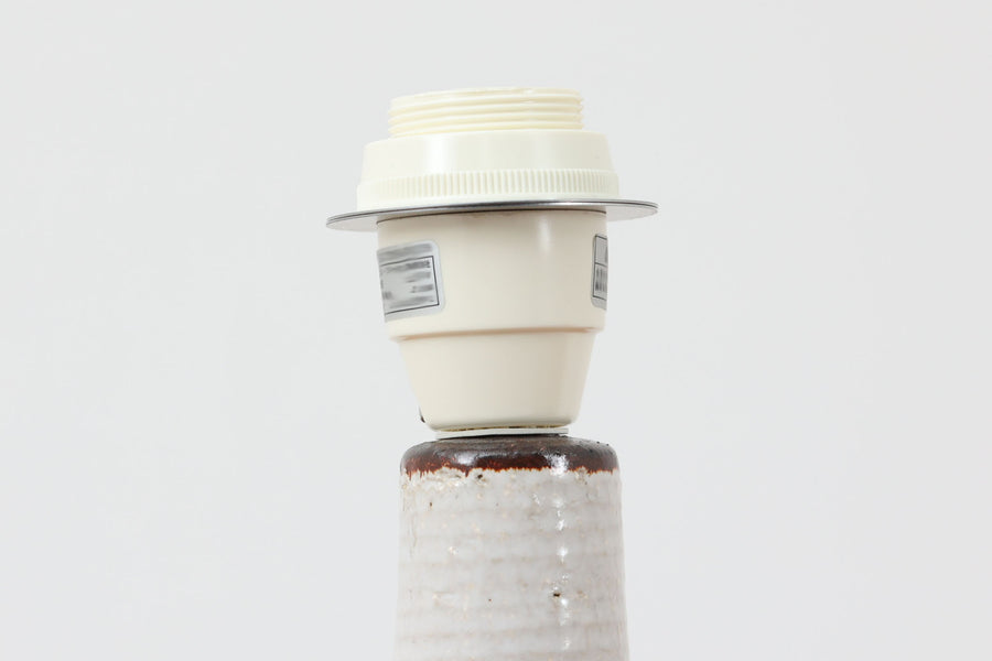 デンマーク・ボーンホルム島の陶器メーカーSoholm（スーホルム）によるヴィンテージテーブルランプ。手仕事の温もりを感じる有機的なフォルムに、抽象的で力強い絵柄が施されています。グリーンとブルーのアクセントが印象的で、陶肌の素朴な質感とも美しく調和しています。シェードは新品のリネン製。北欧らしい落ち着いた存在感があり、空間にやさしい灯りと彩りを添えてくれます。