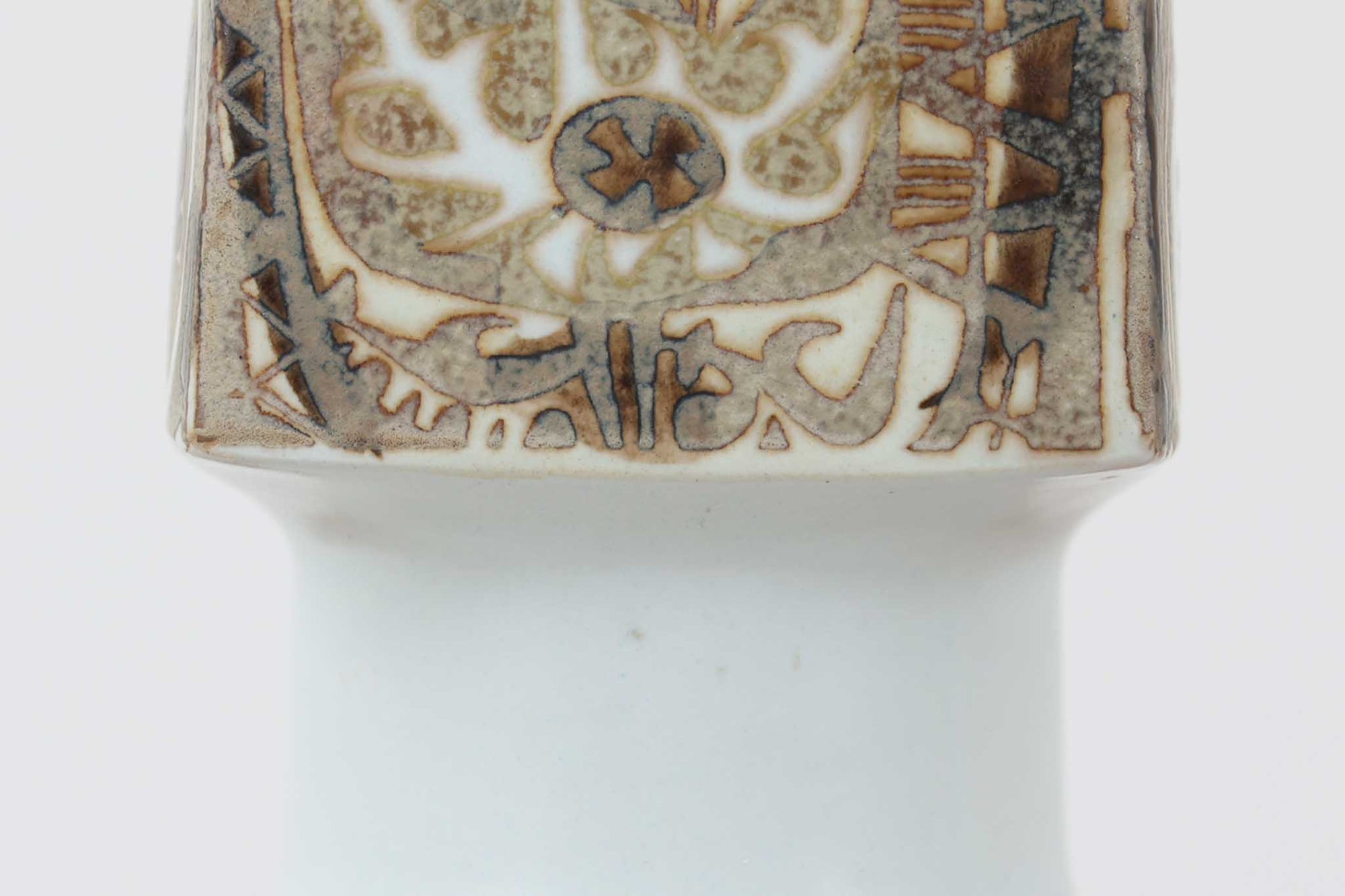 Royal Copenhagen製のベースが使用されたテーブルランプです。製造年数（1965〜1970年代）も少なく、現在では入手困難な希少モデルとなっています。現在の製造方法とは異なり、ファイアンス釜で作られた陶器ならではの独特な風合いが魅力で、ヴィンテージ品としての価値も高い一点です。ベースの柄は自然をモチーフとしたNils Thorssonによる人気のBACAシリーズで、職人の手作業によるフリーハンドで描かれているため、ひとつとして同じものが存在しない点もRoyal Copenhagenならではの魅力です。高さは約50cmとやや大きめで、インテリアのアクセントとしても存在感があり、オブジェのようにお部屋をおしゃれに演出してくれます。