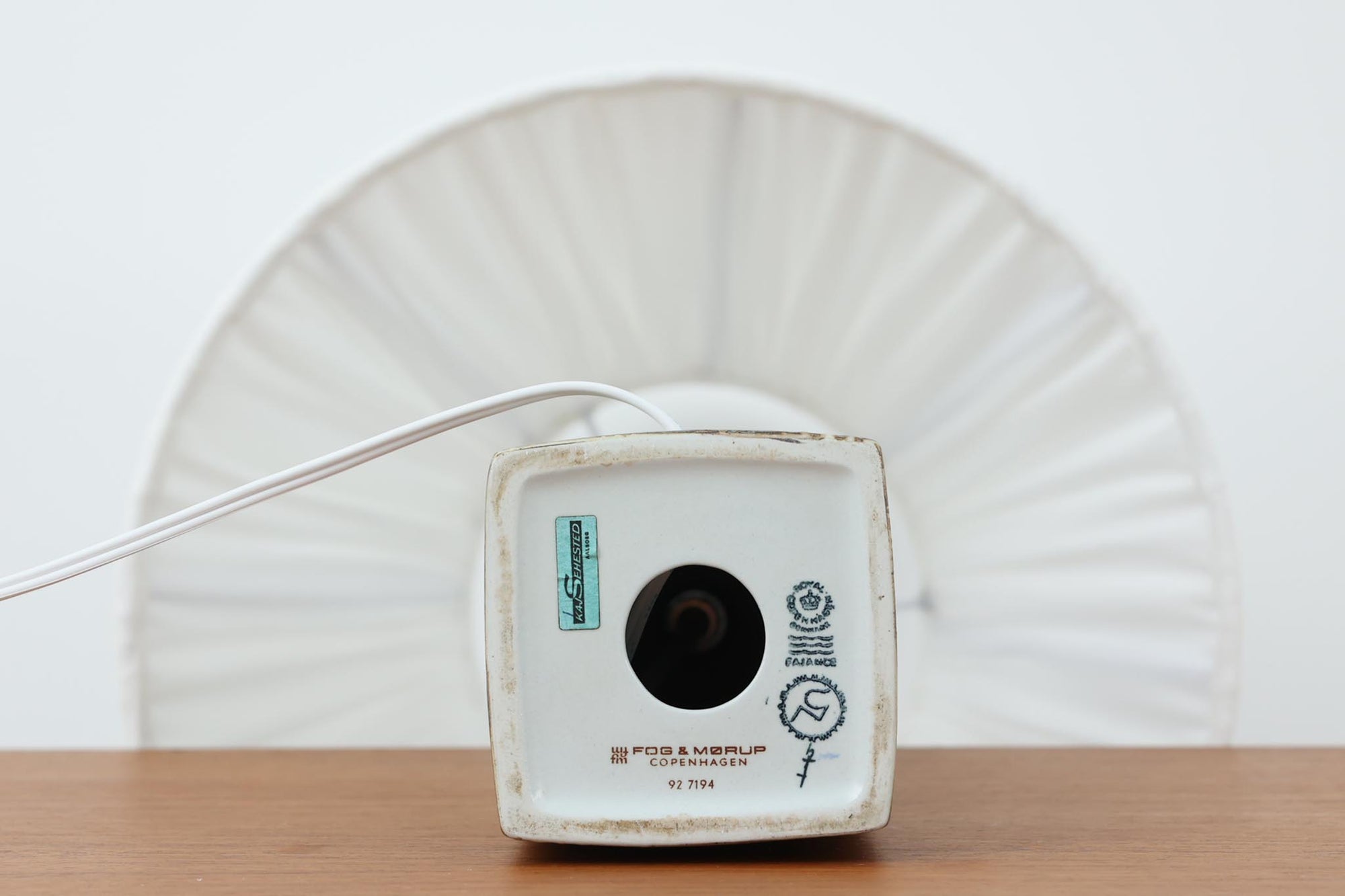 Royal Copenhagen製のベースが使用されたテーブルランプです。製造年数（1965〜1970年代）も少なく、現在では入手困難な希少モデルとなっています。現在の製造方法とは異なり、ファイアンス釜で作られた陶器ならではの独特な風合いが魅力で、ヴィンテージ品としての価値も高い一点です。ベースの柄は自然をモチーフとしたNils Thorssonによる人気のBACAシリーズで、職人の手作業によるフリーハンドで描かれているため、ひとつとして同じものが存在しない点もRoyal Copenhagenならではの魅力です。高さは約50cmとやや大きめで、インテリアのアクセントとしても存在感があり、オブジェのようにお部屋をおしゃれに演出してくれます。