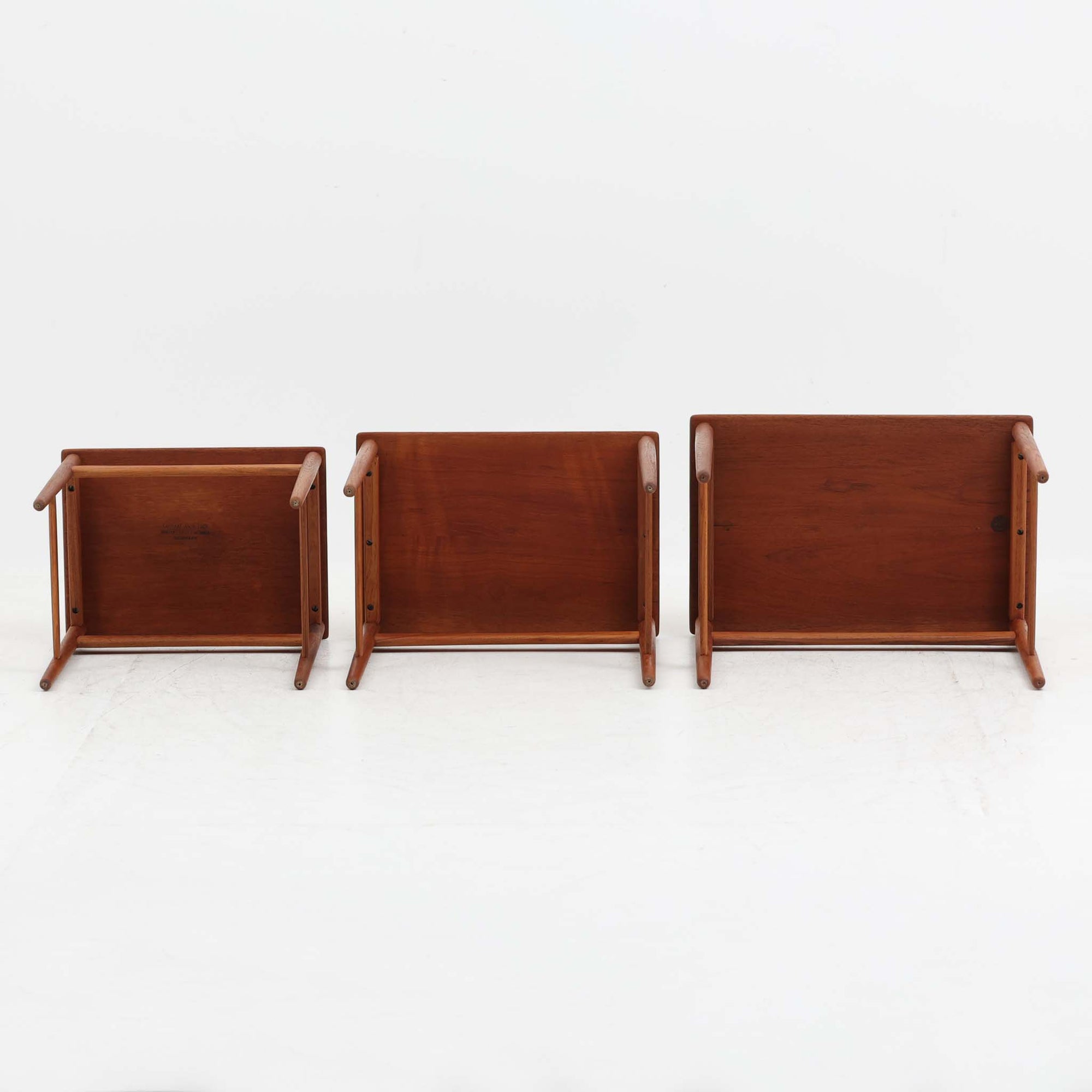 Hans J. Wegnerがデザインし、Andreas Tuck社より発表されたネストテーブル「AT40」です。チーク無垢材を贅沢に用いたシンプルで洗練されたフォルムは、使うほどに味わいを増し、経年変化による深みが楽しめます。大小3点が入れ子状に収まる構造で、省スペースでの収納性に優れながら必要な時にはサイドテーブルやティーテーブルとして自在に活躍します。細身の脚と滑らかな仕上げはウェグナーらしい職人技を感じさせ、日常に北欧デザインの機能美を取り入れられる逸品です。中でも本品はAT40の中でも全てがチーク無垢材で製作された希少なモデルであり、素材の質感を存分に堪能できる一点となっています。