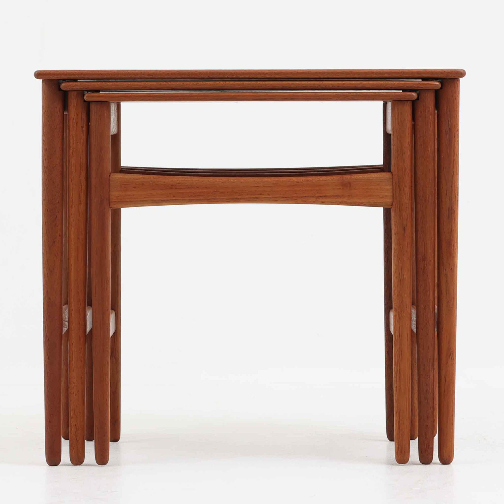 Hans J. Wegnerがデザインし、Andreas Tuck社より発表されたネストテーブル「AT40」です。チーク無垢材を贅沢に用いたシンプルで洗練されたフォルムは、使うほどに味わいを増し、経年変化による深みが楽しめます。大小3点が入れ子状に収まる構造で、省スペースでの収納性に優れながら必要な時にはサイドテーブルやティーテーブルとして自在に活躍します。細身の脚と滑らかな仕上げはウェグナーらしい職人技を感じさせ、日常に北欧デザインの機能美を取り入れられる逸品です。中でも本品はAT40の中でも全てがチーク無垢材で製作された希少なモデルであり、素材の質感を存分に堪能できる一点となっています。