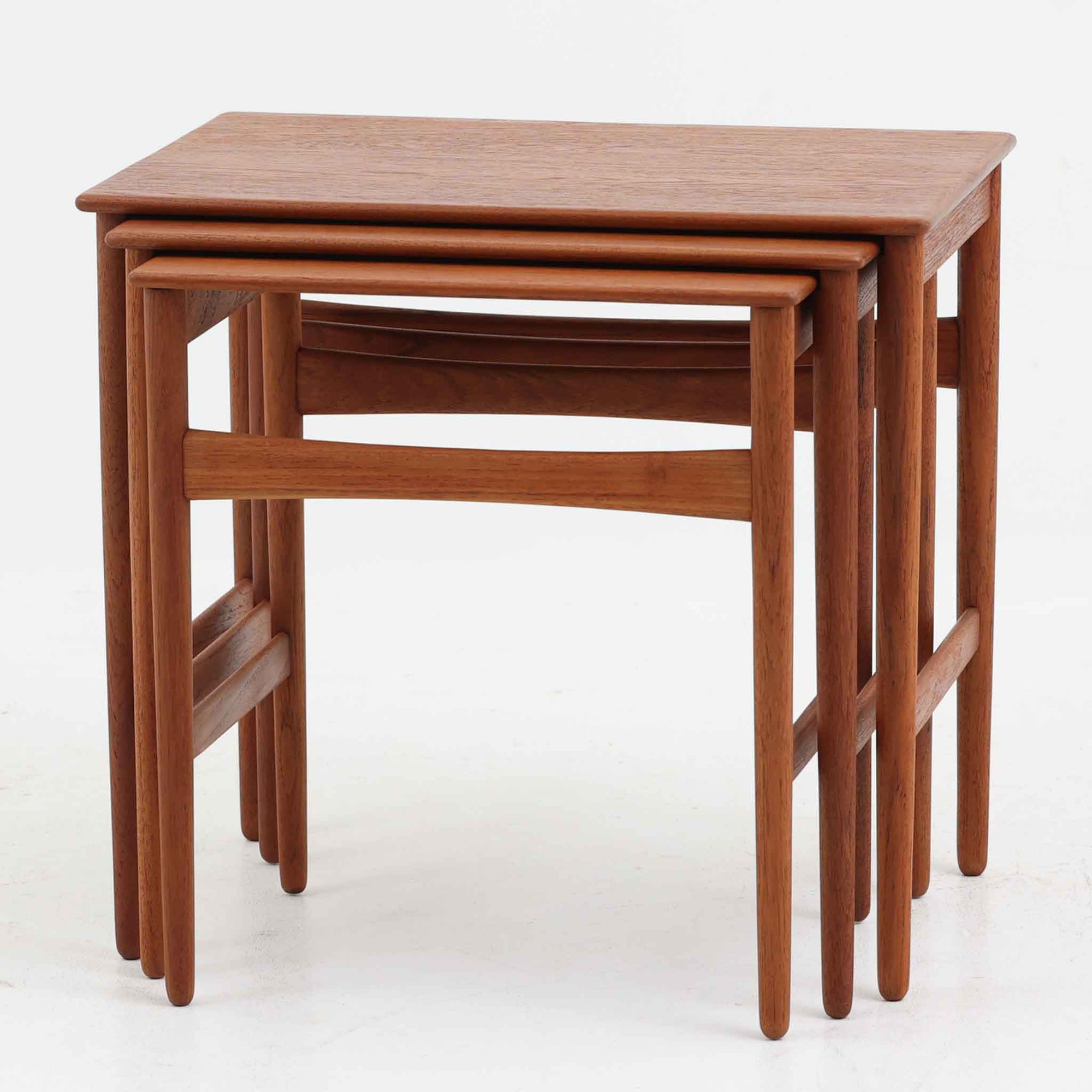 Hans J. Wegnerがデザインし、Andreas Tuck社より発表されたネストテーブル「AT40」です。チーク無垢材を贅沢に用いたシンプルで洗練されたフォルムは、使うほどに味わいを増し、経年変化による深みが楽しめます。大小3点が入れ子状に収まる構造で、省スペースでの収納性に優れながら必要な時にはサイドテーブルやティーテーブルとして自在に活躍します。細身の脚と滑らかな仕上げはウェグナーらしい職人技を感じさせ、日常に北欧デザインの機能美を取り入れられる逸品です。中でも本品はAT40の中でも全てがチーク無垢材で製作された希少なモデルであり、素材の質感を存分に堪能できる一点となっています。