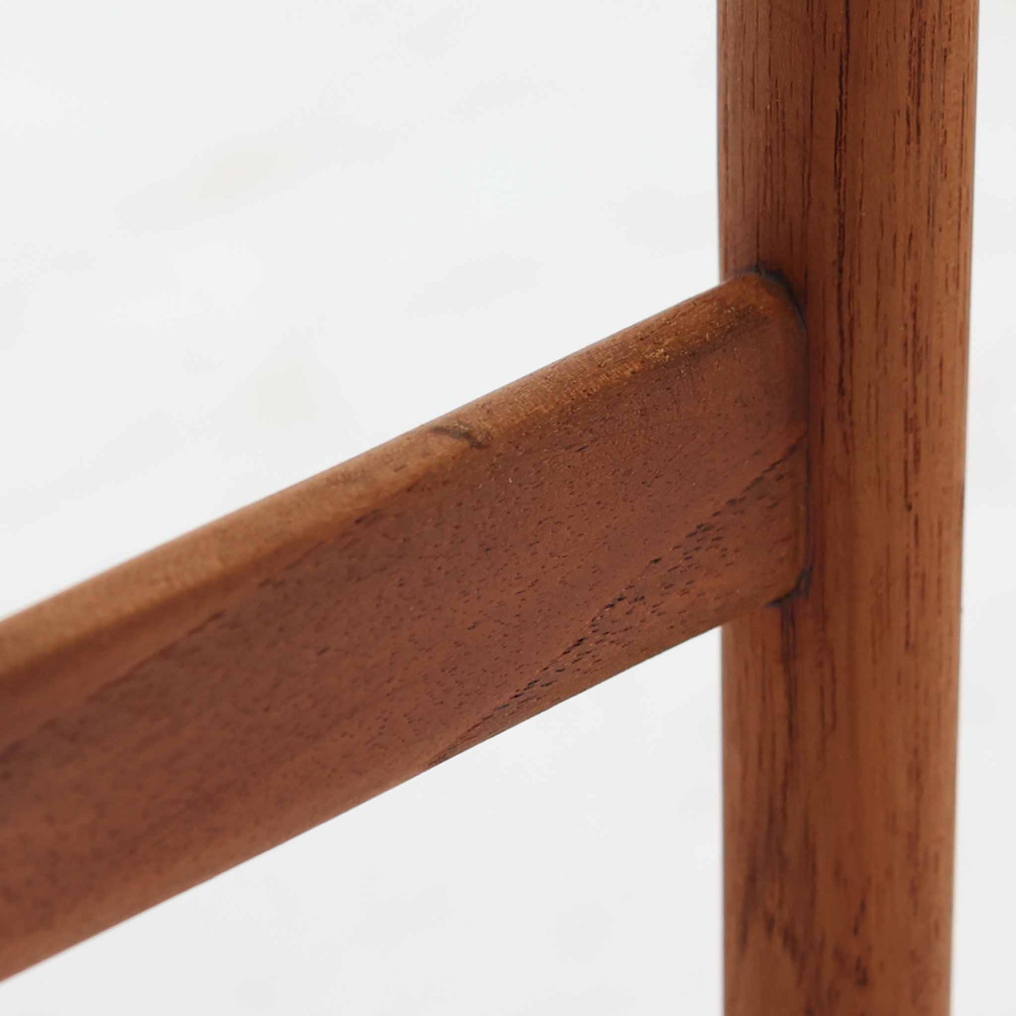 Hans J. Wegnerがデザインし、Andreas Tuck社より発表されたネストテーブル「AT40」です。チーク無垢材を贅沢に用いたシンプルで洗練されたフォルムは、使うほどに味わいを増し、経年変化による深みが楽しめます。大小3点が入れ子状に収まる構造で、省スペースでの収納性に優れながら必要な時にはサイドテーブルやティーテーブルとして自在に活躍します。細身の脚と滑らかな仕上げはウェグナーらしい職人技を感じさせ、日常に北欧デザインの機能美を取り入れられる逸品です。中でも本品はAT40の中でも全てがチーク無垢材で製作された希少なモデルであり、素材の質感を存分に堪能できる一点となっています。