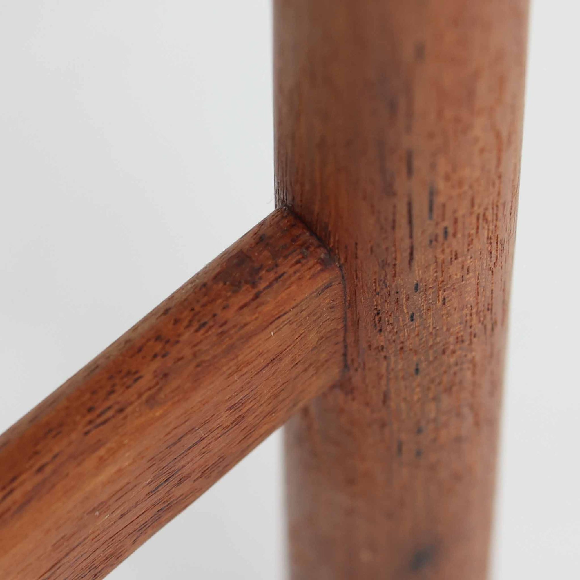 Hans J. Wegnerがデザインし、Andreas Tuck社より発表されたネストテーブル「AT40」です。チーク無垢材を贅沢に用いたシンプルで洗練されたフォルムは、使うほどに味わいを増し、経年変化による深みが楽しめます。大小3点が入れ子状に収まる構造で、省スペースでの収納性に優れながら必要な時にはサイドテーブルやティーテーブルとして自在に活躍します。細身の脚と滑らかな仕上げはウェグナーらしい職人技を感じさせ、日常に北欧デザインの機能美を取り入れられる逸品です。中でも本品はAT40の中でも全てがチーク無垢材で製作された希少なモデルであり、素材の質感を存分に堪能できる一点となっています。