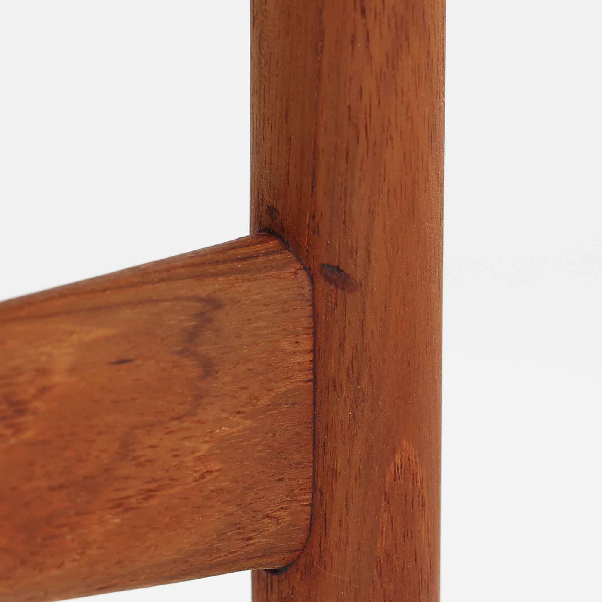 Hans J. Wegnerがデザインし、Andreas Tuck社より発表されたネストテーブル「AT40」です。チーク無垢材を贅沢に用いたシンプルで洗練されたフォルムは、使うほどに味わいを増し、経年変化による深みが楽しめます。大小3点が入れ子状に収まる構造で、省スペースでの収納性に優れながら必要な時にはサイドテーブルやティーテーブルとして自在に活躍します。細身の脚と滑らかな仕上げはウェグナーらしい職人技を感じさせ、日常に北欧デザインの機能美を取り入れられる逸品です。中でも本品はAT40の中でも全てがチーク無垢材で製作された希少なモデルであり、素材の質感を存分に堪能できる一点となっています。