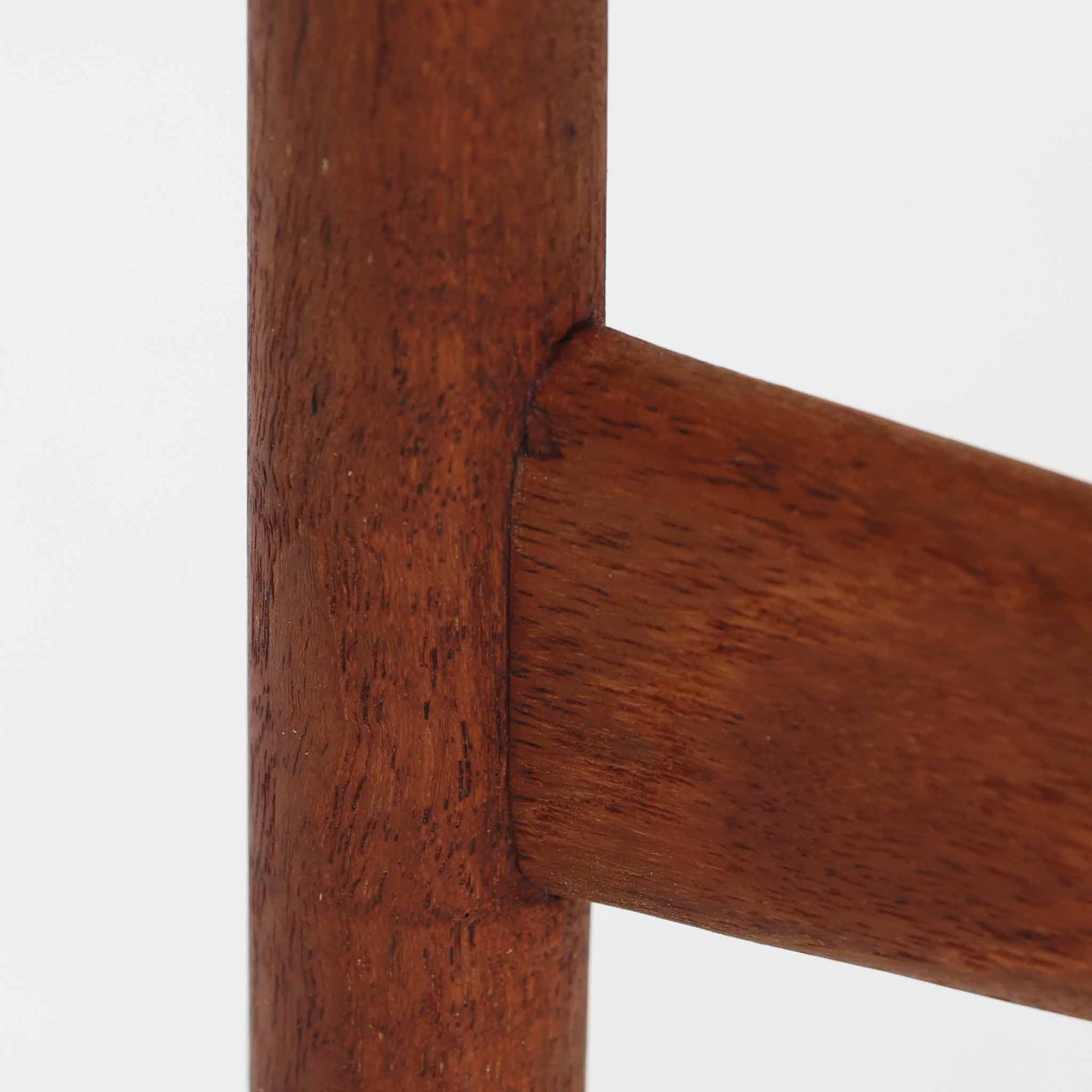 Hans J. Wegnerがデザインし、Andreas Tuck社より発表されたネストテーブル「AT40」です。チーク無垢材を贅沢に用いたシンプルで洗練されたフォルムは、使うほどに味わいを増し、経年変化による深みが楽しめます。大小3点が入れ子状に収まる構造で、省スペースでの収納性に優れながら必要な時にはサイドテーブルやティーテーブルとして自在に活躍します。細身の脚と滑らかな仕上げはウェグナーらしい職人技を感じさせ、日常に北欧デザインの機能美を取り入れられる逸品です。中でも本品はAT40の中でも全てがチーク無垢材で製作された希少なモデルであり、素材の質感を存分に堪能できる一点となっています。