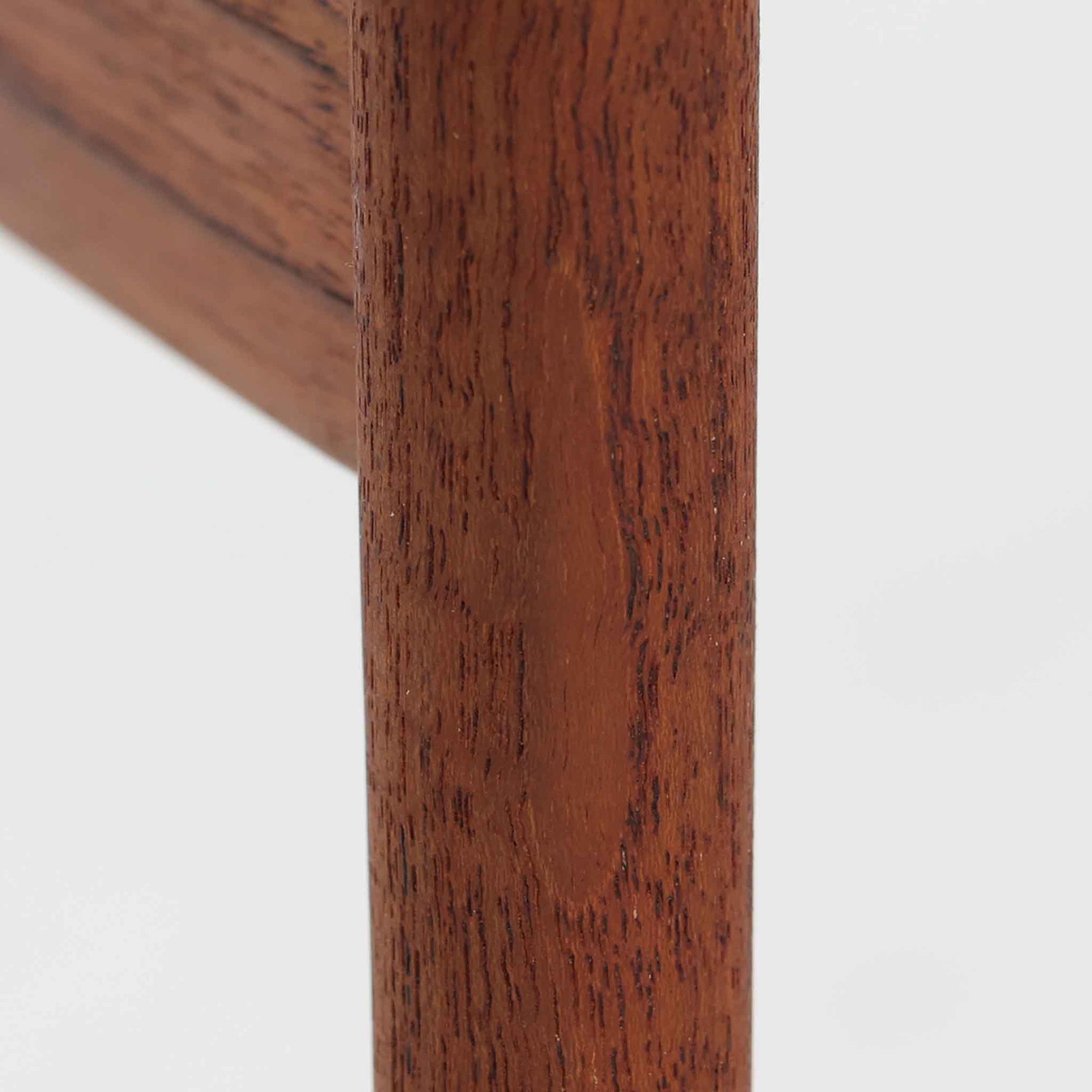 Hans J. Wegnerがデザインし、Andreas Tuck社より発表されたネストテーブル「AT40」です。チーク無垢材を贅沢に用いたシンプルで洗練されたフォルムは、使うほどに味わいを増し、経年変化による深みが楽しめます。大小3点が入れ子状に収まる構造で、省スペースでの収納性に優れながら必要な時にはサイドテーブルやティーテーブルとして自在に活躍します。細身の脚と滑らかな仕上げはウェグナーらしい職人技を感じさせ、日常に北欧デザインの機能美を取り入れられる逸品です。中でも本品はAT40の中でも全てがチーク無垢材で製作された希少なモデルであり、素材の質感を存分に堪能できる一点となっています。