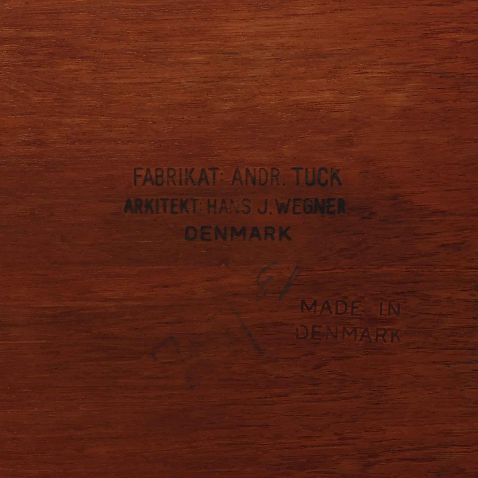 Hans J. Wegnerがデザインし、Andreas Tuck社より発表されたネストテーブル「AT40」です。チーク無垢材を贅沢に用いたシンプルで洗練されたフォルムは、使うほどに味わいを増し、経年変化による深みが楽しめます。大小3点が入れ子状に収まる構造で、省スペースでの収納性に優れながら必要な時にはサイドテーブルやティーテーブルとして自在に活躍します。細身の脚と滑らかな仕上げはウェグナーらしい職人技を感じさせ、日常に北欧デザインの機能美を取り入れられる逸品です。中でも本品はAT40の中でも全てがチーク無垢材で製作された希少なモデルであり、素材の質感を存分に堪能できる一点となっています。