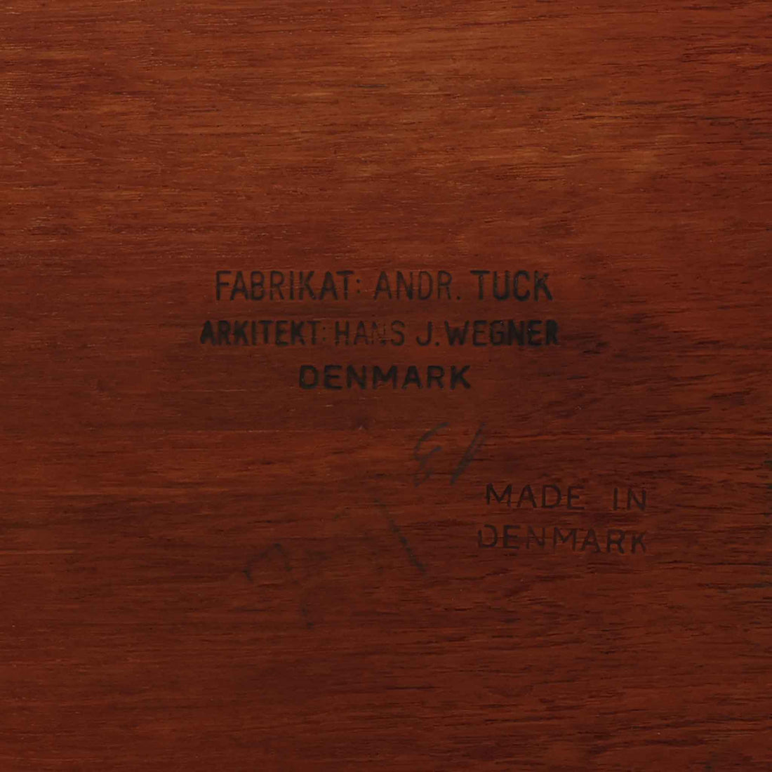 Hans J. Wegnerがデザインし、Andreas Tuck社より発表されたネストテーブル「AT40」です。チーク無垢材を贅沢に用いたシンプルで洗練されたフォルムは、使うほどに味わいを増し、経年変化による深みが楽しめます。大小3点が入れ子状に収まる構造で、省スペースでの収納性に優れながら必要な時にはサイドテーブルやティーテーブルとして自在に活躍します。細身の脚と滑らかな仕上げはウェグナーらしい職人技を感じさせ、日常に北欧デザインの機能美を取り入れられる逸品です。中でも本品はAT40の中でも全てがチーク無垢材で製作された希少なモデルであり、素材の質感を存分に堪能できる一点となっています。