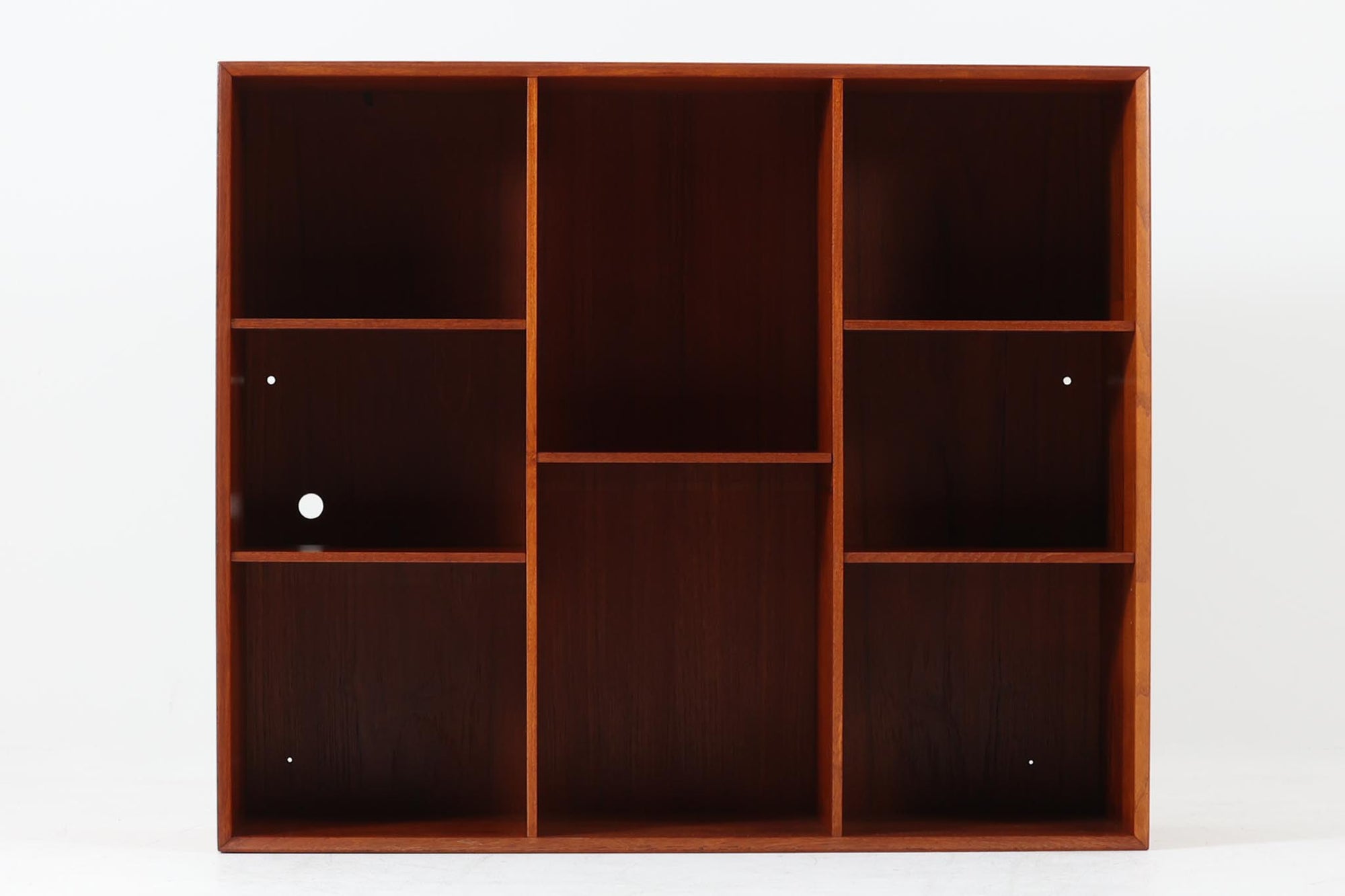 Peter Hvidt & Orla mølgaard-Nielsenがデザインし、Soborg mobler社によって製造されたチーク無垢材のブックシェルフ。シンプルながらも洗練されたデザインが特徴で、北欧家具らしい機能美が感じられます。本体には上質なチーク無垢材が使用され、木目の美しさと温かみのある風合いが魅力です。精巧なフィンガージョイントが施された角のディテールは、職人技の高さを物語っています。大小さまざまなサイズの棚が設けられており、本や小物の収納に便利な構造です。モダンな空間からクラシカルなインテリアまで幅広く馴染むデザインで、長く愛用できる一品です。