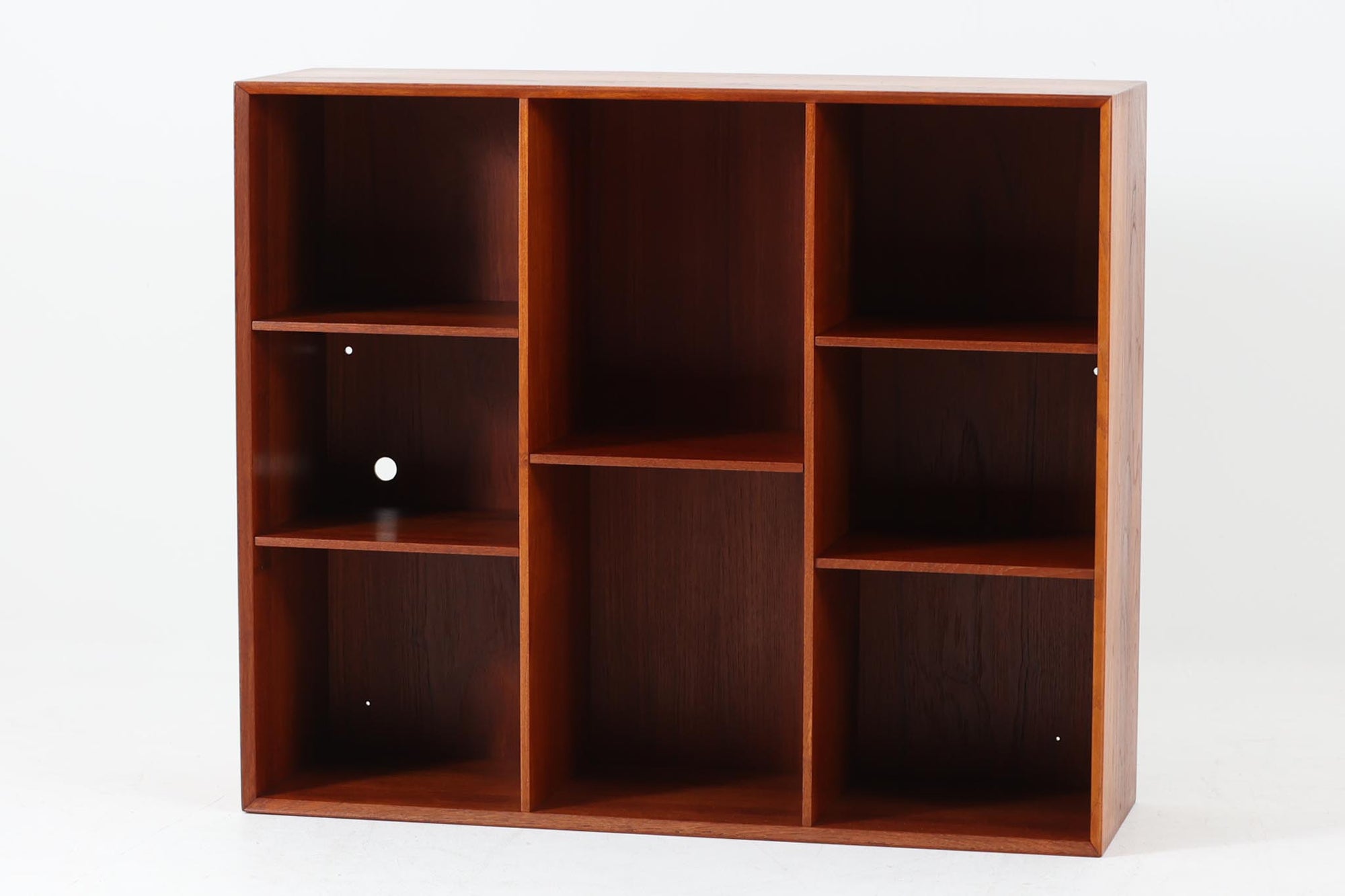Peter Hvidt & Orla mølgaard-Nielsenがデザインし、Soborg mobler社によって製造されたチーク無垢材のブックシェルフ。シンプルながらも洗練されたデザインが特徴で、北欧家具らしい機能美が感じられます。本体には上質なチーク無垢材が使用され、木目の美しさと温かみのある風合いが魅力です。精巧なフィンガージョイントが施された角のディテールは、職人技の高さを物語っています。大小さまざまなサイズの棚が設けられており、本や小物の収納に便利な構造です。モダンな空間からクラシカルなインテリアまで幅広く馴染むデザインで、長く愛用できる一品です。