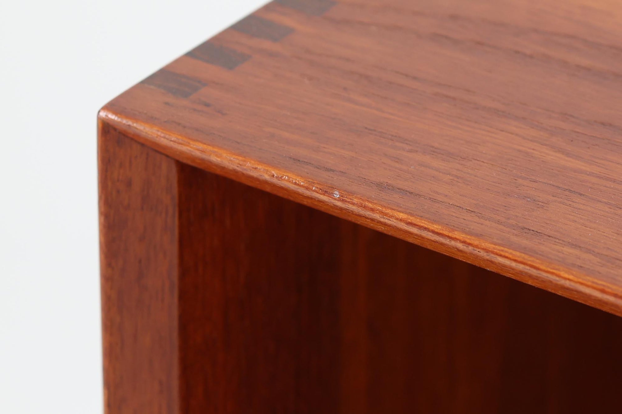 Peter Hvidt &amp; Orla mølgaard-Nielsenがデザインし、Soborg mobler社によって製造されたチーク無垢材のブックシェルフ。シンプルながらも洗練されたデザインが特徴で、北欧家具らしい機能美が感じられます。本体には上質なチーク無垢材が使用され、木目の美しさと温かみのある風合いが魅力です。精巧なフィンガージョイントが施された角のディテールは、職人技の高さを物語っています。大小さまざまなサイズの棚が設けられており、本や小物の収納に便利な構造です。モダンな空間からクラシカルなインテリアまで幅広く馴染むデザインで、長く愛用できる一品です。