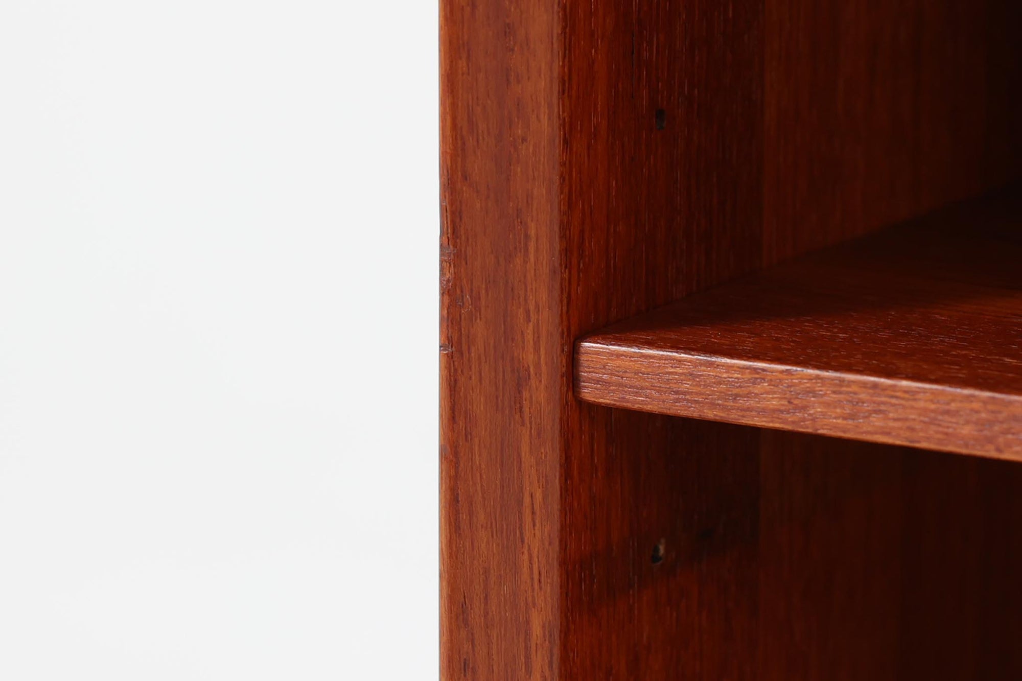 Peter Hvidt &amp; Orla mølgaard-Nielsenがデザインし、Soborg mobler社によって製造されたチーク無垢材のブックシェルフ。シンプルながらも洗練されたデザインが特徴で、北欧家具らしい機能美が感じられます。本体には上質なチーク無垢材が使用され、木目の美しさと温かみのある風合いが魅力です。精巧なフィンガージョイントが施された角のディテールは、職人技の高さを物語っています。大小さまざまなサイズの棚が設けられており、本や小物の収納に便利な構造です。モダンな空間からクラシカルなインテリアまで幅広く馴染むデザインで、長く愛用できる一品です。