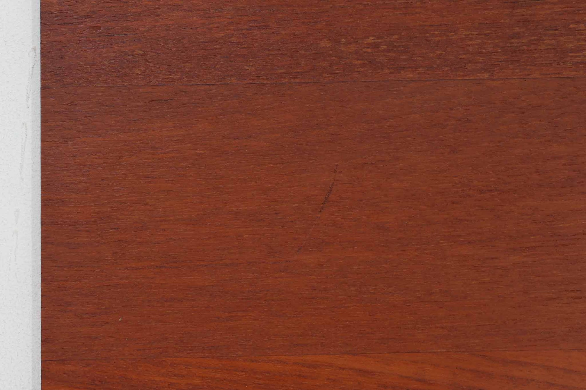 Peter Hvidt &amp; Orla mølgaard-Nielsenがデザインし、Soborg mobler社によって製造されたチーク無垢材のブックシェルフ。シンプルながらも洗練されたデザインが特徴で、北欧家具らしい機能美が感じられます。本体には上質なチーク無垢材が使用され、木目の美しさと温かみのある風合いが魅力です。精巧なフィンガージョイントが施された角のディテールは、職人技の高さを物語っています。大小さまざまなサイズの棚が設けられており、本や小物の収納に便利な構造です。モダンな空間からクラシカルなインテリアまで幅広く馴染むデザインで、長く愛用できる一品です。