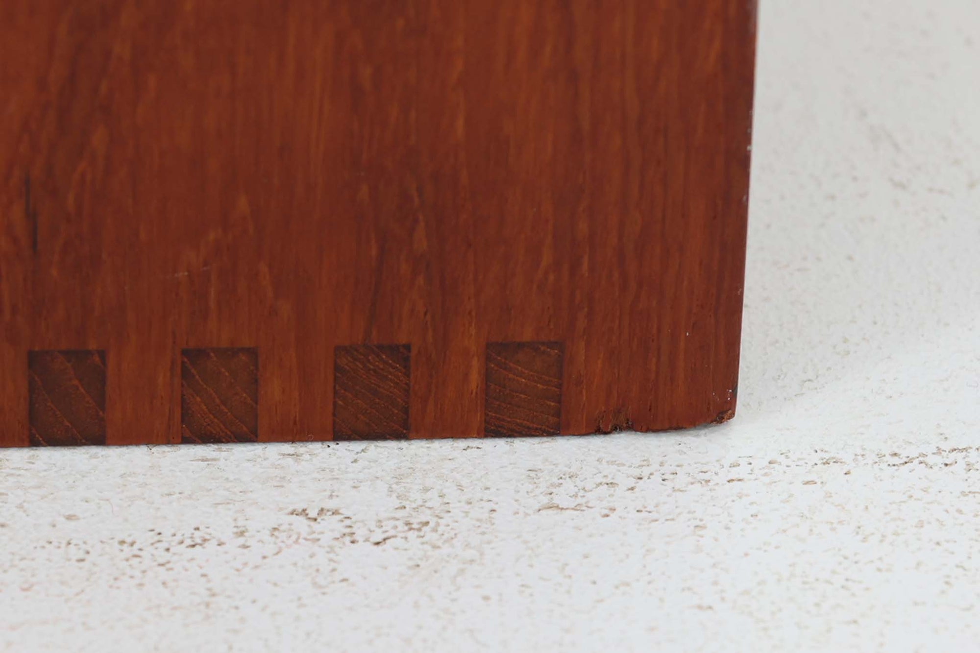 Peter Hvidt &amp; Orla mølgaard-Nielsenがデザインし、Soborg mobler社によって製造されたチーク無垢材のブックシェルフ。シンプルながらも洗練されたデザインが特徴で、北欧家具らしい機能美が感じられます。本体には上質なチーク無垢材が使用され、木目の美しさと温かみのある風合いが魅力です。精巧なフィンガージョイントが施された角のディテールは、職人技の高さを物語っています。大小さまざまなサイズの棚が設けられており、本や小物の収納に便利な構造です。モダンな空間からクラシカルなインテリアまで幅広く馴染むデザインで、長く愛用できる一品です。