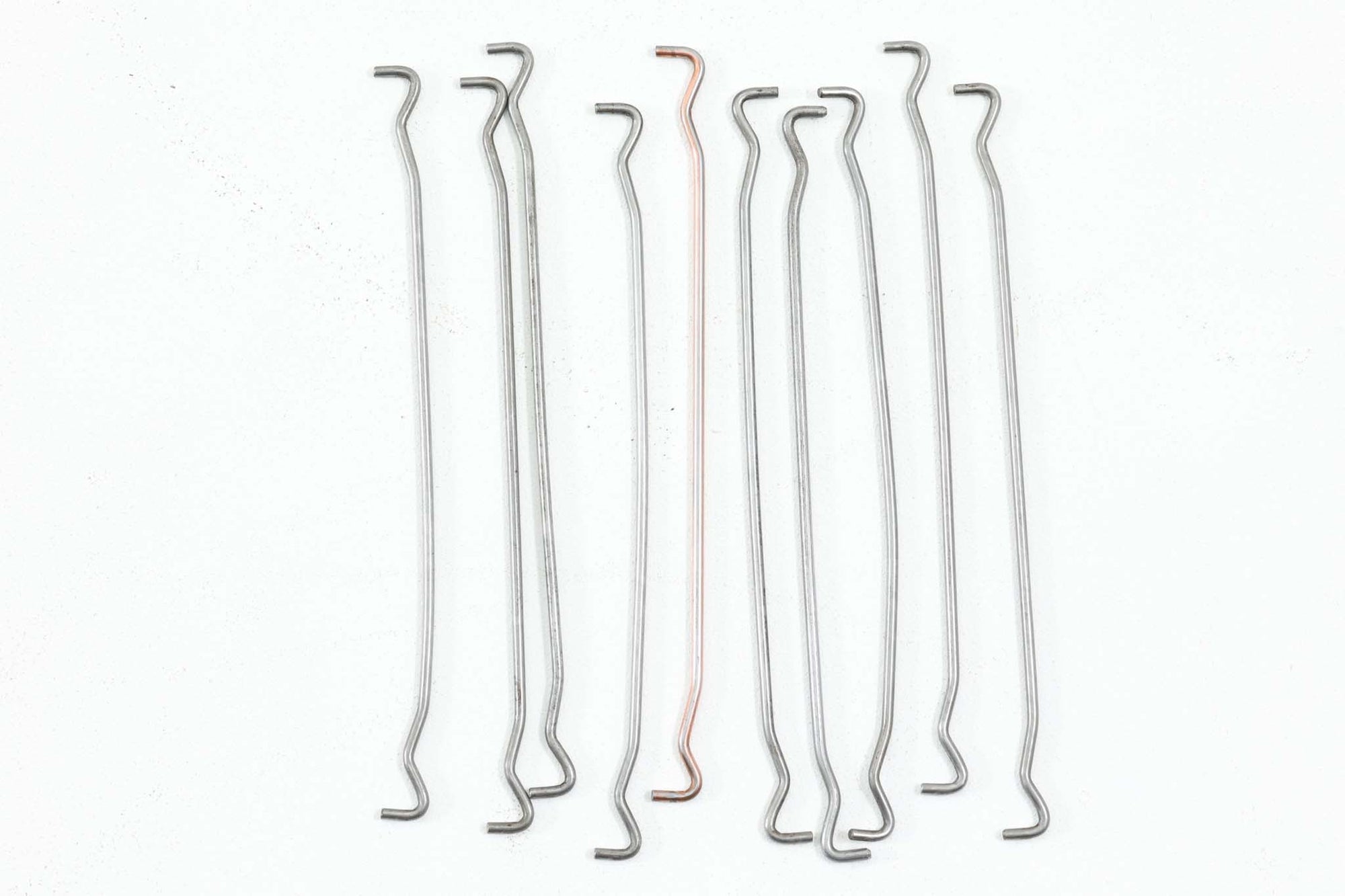 Peter Hvidt &amp; Orla mølgaard-Nielsenがデザインし、Soborg mobler社によって製造されたチーク無垢材のブックシェルフ。シンプルながらも洗練されたデザインが特徴で、北欧家具らしい機能美が感じられます。本体には上質なチーク無垢材が使用され、木目の美しさと温かみのある風合いが魅力です。精巧なフィンガージョイントが施された角のディテールは、職人技の高さを物語っています。大小さまざまなサイズの棚が設けられており、本や小物の収納に便利な構造です。モダンな空間からクラシカルなインテリアまで幅広く馴染むデザインで、長く愛用できる一品です。