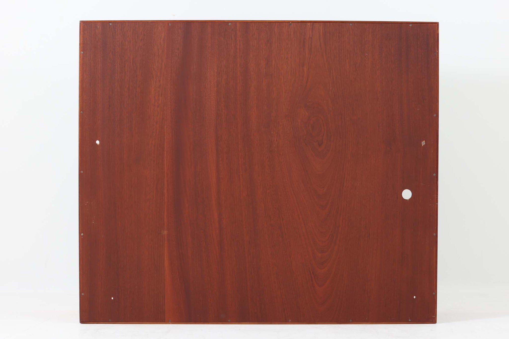 Peter Hvidt &amp; Orla mølgaard-Nielsenがデザインし、Soborg mobler社によって製造されたチーク無垢材のブックシェルフ。シンプルながらも洗練されたデザインが特徴で、北欧家具らしい機能美が感じられます。本体には上質なチーク無垢材が使用され、木目の美しさと温かみのある風合いが魅力です。精巧なフィンガージョイントが施された角のディテールは、職人技の高さを物語っています。大小さまざまなサイズの棚が設けられており、本や小物の収納に便利な構造です。モダンな空間からクラシカルなインテリアまで幅広く馴染むデザインで、長く愛用できる一品です。