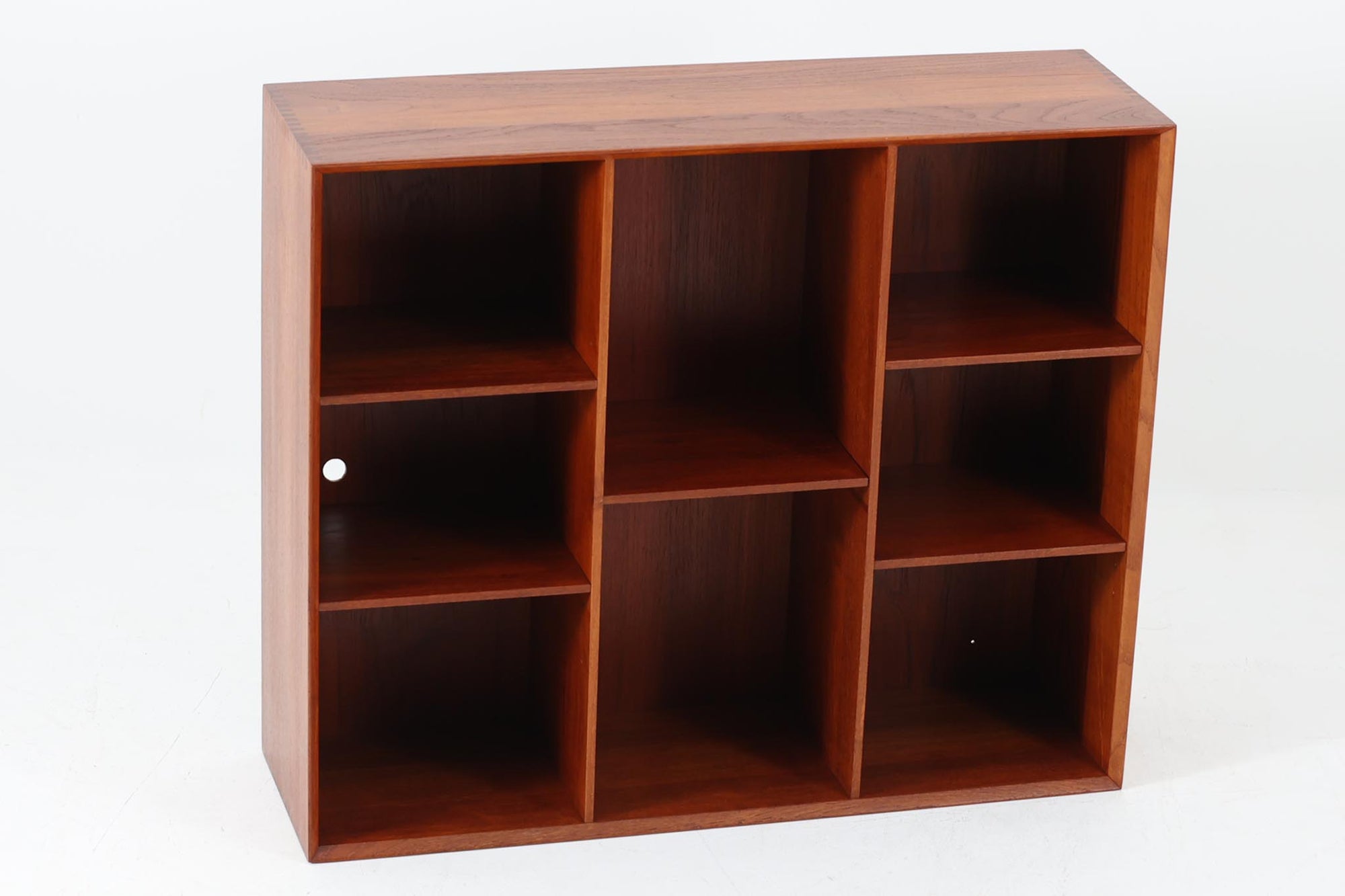 Peter Hvidt &amp; Orla mølgaard-Nielsenがデザインし、Soborg mobler社によって製造されたチーク無垢材のブックシェルフ。シンプルながらも洗練されたデザインが特徴で、北欧家具らしい機能美が感じられます。本体には上質なチーク無垢材が使用され、木目の美しさと温かみのある風合いが魅力です。精巧なフィンガージョイントが施された角のディテールは、職人技の高さを物語っています。大小さまざまなサイズの棚が設けられており、本や小物の収納に便利な構造です。モダンな空間からクラシカルなインテリアまで幅広く馴染むデザインで、長く愛用できる一品です。
