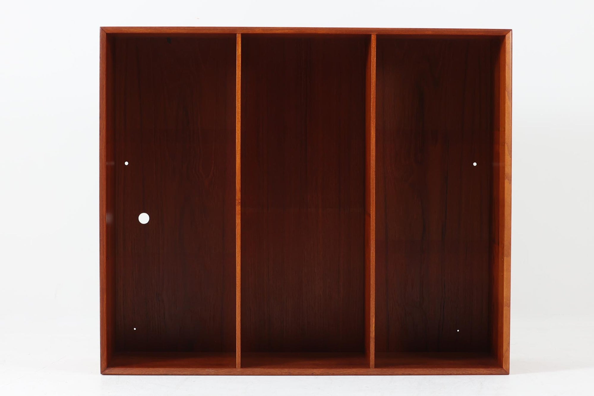 Peter Hvidt &amp; Orla mølgaard-Nielsenがデザインし、Soborg mobler社によって製造されたチーク無垢材のブックシェルフ。シンプルながらも洗練されたデザインが特徴で、北欧家具らしい機能美が感じられます。本体には上質なチーク無垢材が使用され、木目の美しさと温かみのある風合いが魅力です。精巧なフィンガージョイントが施された角のディテールは、職人技の高さを物語っています。大小さまざまなサイズの棚が設けられており、本や小物の収納に便利な構造です。モダンな空間からクラシカルなインテリアまで幅広く馴染むデザインで、長く愛用できる一品です。