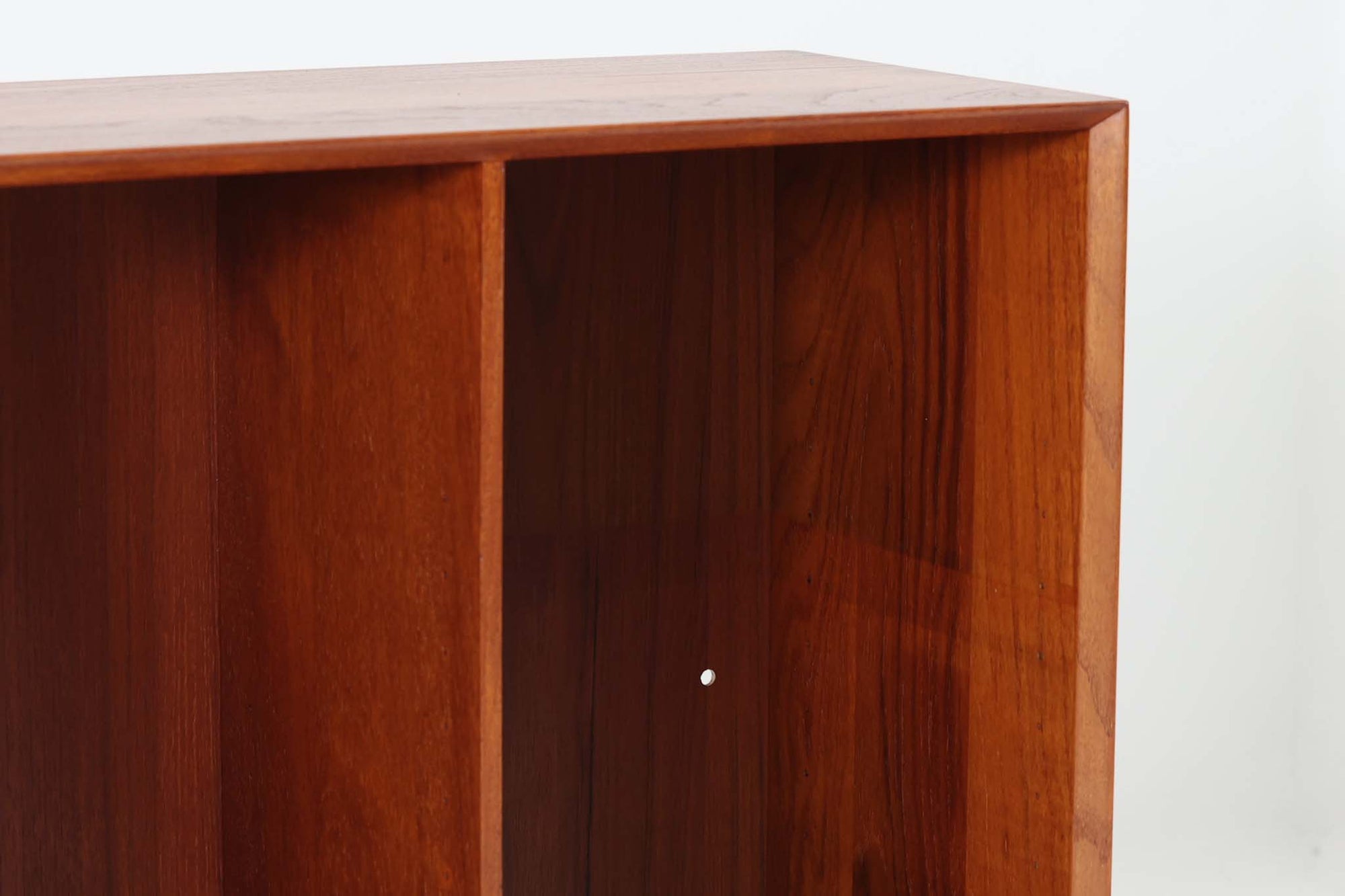 Peter Hvidt &amp; Orla mølgaard-Nielsenがデザインし、Soborg mobler社によって製造されたチーク無垢材のブックシェルフ。シンプルながらも洗練されたデザインが特徴で、北欧家具らしい機能美が感じられます。本体には上質なチーク無垢材が使用され、木目の美しさと温かみのある風合いが魅力です。精巧なフィンガージョイントが施された角のディテールは、職人技の高さを物語っています。大小さまざまなサイズの棚が設けられており、本や小物の収納に便利な構造です。モダンな空間からクラシカルなインテリアまで幅広く馴染むデザインで、長く愛用できる一品です。