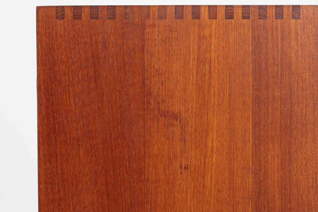 Peter Hvidt & Orla Mølgaard-Nielsenがデザインし、Soborg Mobler社によって製造されたチーク無垢材のブックシェルフ。シンプルながらも洗練されたデザインが特徴で、北欧家具らしい機能美が感じられます。本体には上質なチーク無垢材が使用され、木目の美しさと温かみのある風合いが魅力です。精巧なフィンガージョイントが施された角のディテールは、職人技の高さを物語っています。大小さまざまなサイズの棚が設けられており、本や小物の収納に便利な構造です。モダンな空間からクラシカルなインテリアまで幅広く馴染むデザインで、長く愛用できる一品です。