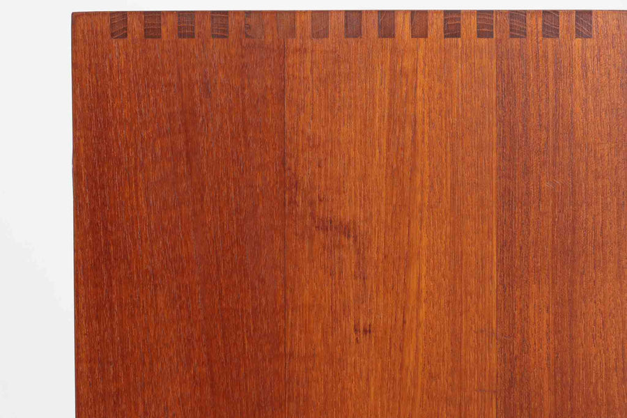 Peter Hvidt & Orla Mølgaard-Nielsenがデザインし、Soborg Mobler社によって製造されたチーク無垢材のブックシェルフ。シンプルながらも洗練されたデザインが特徴で、北欧家具らしい機能美が感じられます。本体には上質なチーク無垢材が使用され、木目の美しさと温かみのある風合いが魅力です。精巧なフィンガージョイントが施された角のディテールは、職人技の高さを物語っています。大小さまざまなサイズの棚が設けられており、本や小物の収納に便利な構造です。モダンな空間からクラシカルなインテリアまで幅広く馴染むデザインで、長く愛用できる一品です。