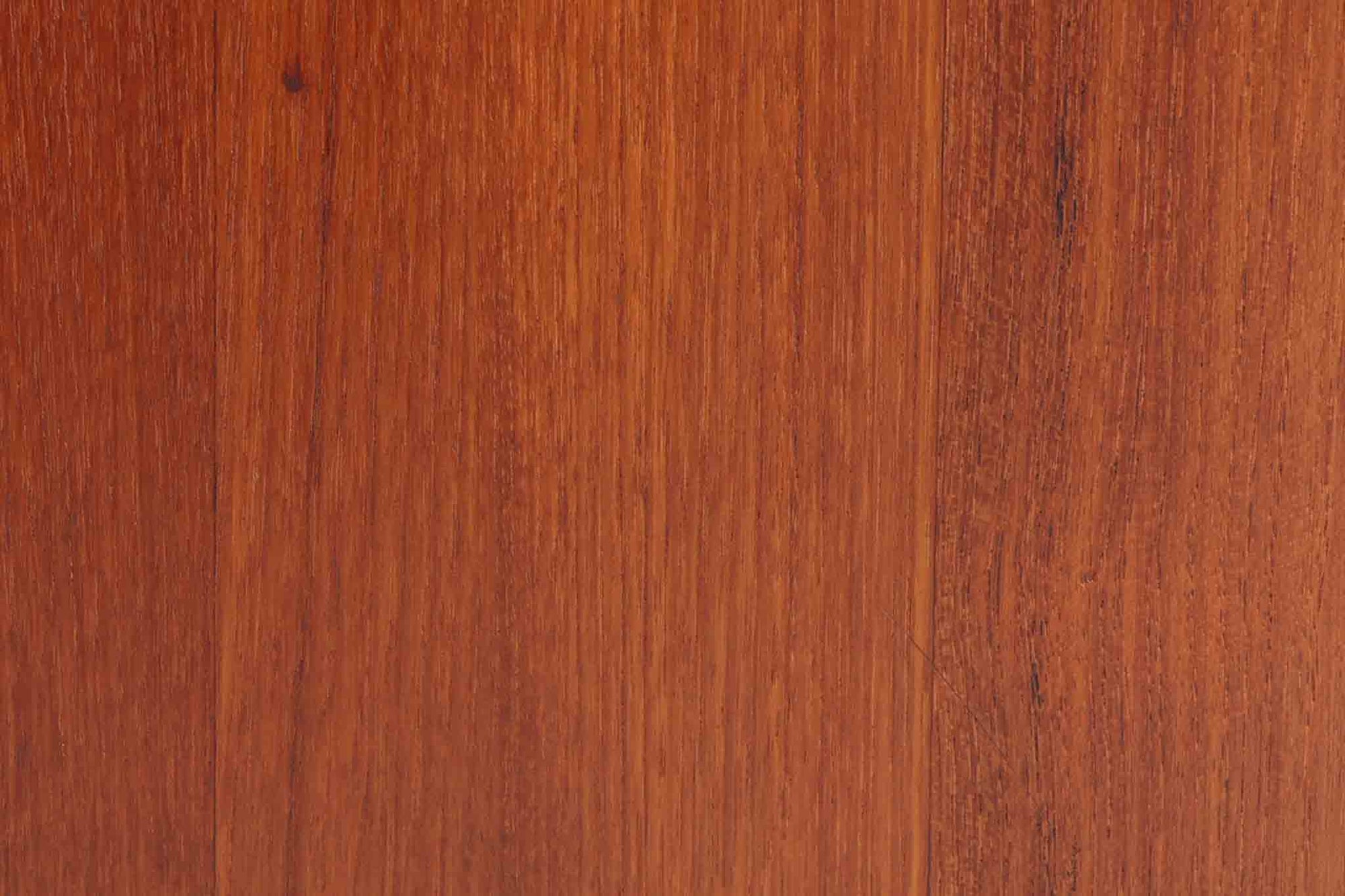 Peter Hvidt &amp; Orla mølgaard-Nielsenがデザインし、Soborg mobler社によって製造されたチーク無垢材のブックシェルフ。シンプルながらも洗練されたデザインが特徴で、北欧家具らしい機能美が感じられます。本体には上質なチーク無垢材が使用され、木目の美しさと温かみのある風合いが魅力です。精巧なフィンガージョイントが施された角のディテールは、職人技の高さを物語っています。大小さまざまなサイズの棚が設けられており、本や小物の収納に便利な構造です。モダンな空間からクラシカルなインテリアまで幅広く馴染むデザインで、長く愛用できる一品です。