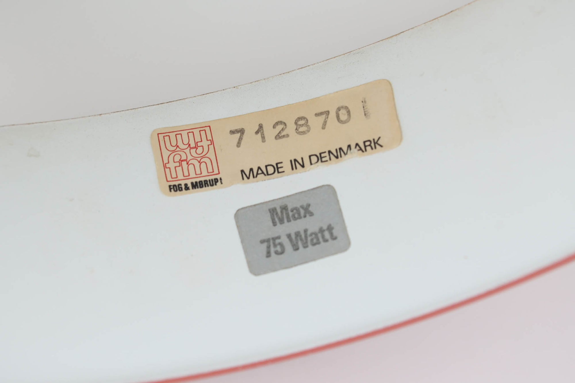 Fog &amp; Morup（フォグ＆モーラップ）社より、Jo Hammerborg（ヨー・ハーマボー）によってデザインされた「Lakaj」ペンダントライトです。直径34cmのシェードは、赤の外装と内側のホワイト＆ボトムカバーの淡いイエローの配色が美しい光を柔らかく拡散し、空間に温もりと視覚的なアクセントを与えます。点灯時にはシェード上部から漏れる光が間接照明としても機能し、北欧ビンテージ家具と調和する洗練された雰囲気を演出します。ダイニングやリビングの照明に最適な、希少性と機能美を兼ね備えた一灯です。