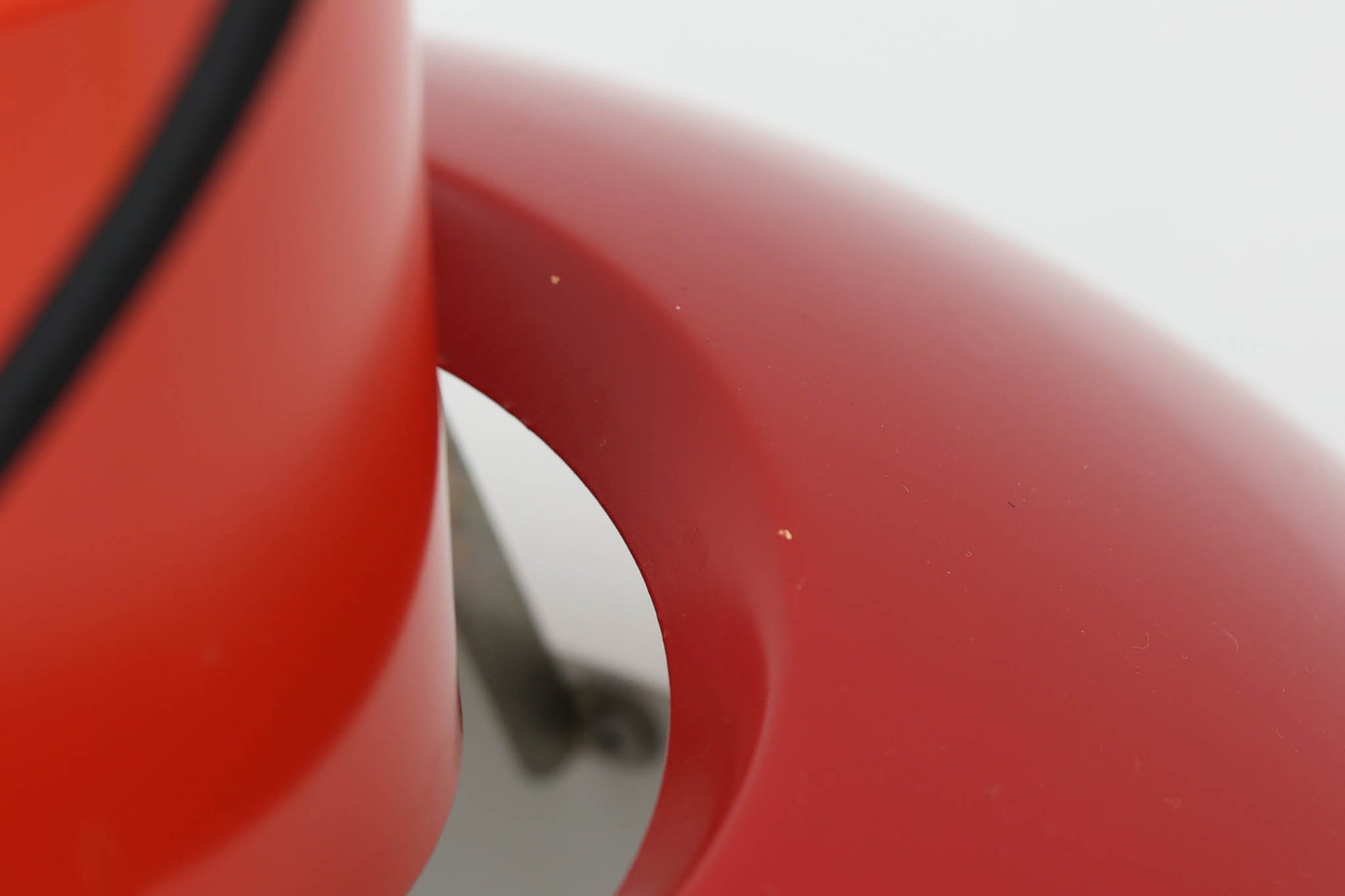 Fog &amp; Morup（フォグ＆モーラップ）社より、Jo Hammerborg（ヨー・ハーマボー）によってデザインされた「Lakaj」ペンダントライトです。直径34cmのシェードは、赤の外装と内側のホワイト＆ボトムカバーの淡いイエローの配色が美しい光を柔らかく拡散し、空間に温もりと視覚的なアクセントを与えます。点灯時にはシェード上部から漏れる光が間接照明としても機能し、北欧ビンテージ家具と調和する洗練された雰囲気を演出します。ダイニングやリビングの照明に最適な、希少性と機能美を兼ね備えた一灯です。