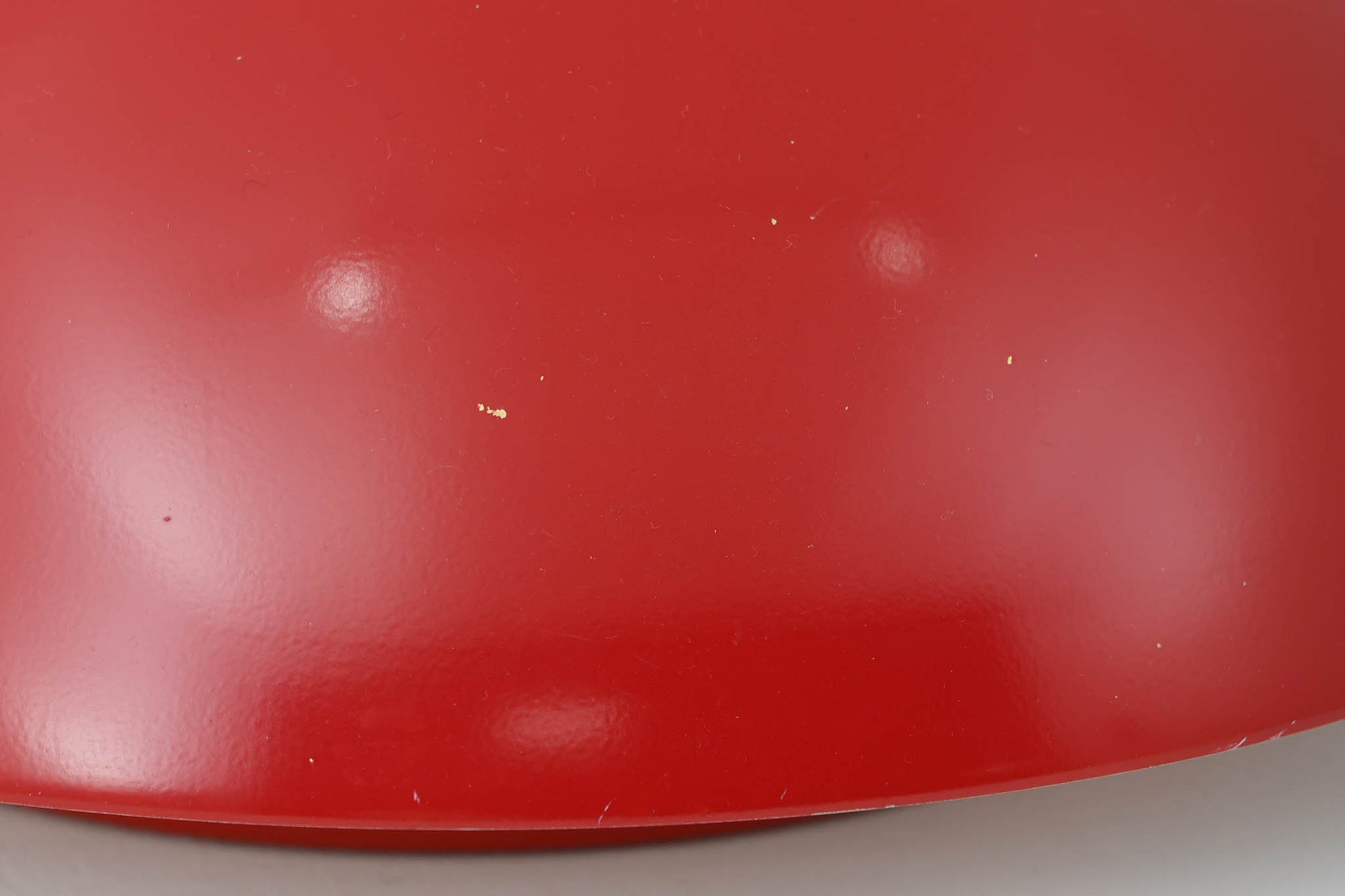 Fog &amp; Morup（フォグ＆モーラップ）社より、Jo Hammerborg（ヨー・ハーマボー）によってデザインされた「Lakaj」ペンダントライトです。直径34cmのシェードは、赤の外装と内側のホワイト＆ボトムカバーの淡いイエローの配色が美しい光を柔らかく拡散し、空間に温もりと視覚的なアクセントを与えます。点灯時にはシェード上部から漏れる光が間接照明としても機能し、北欧ビンテージ家具と調和する洗練された雰囲気を演出します。ダイニングやリビングの照明に最適な、希少性と機能美を兼ね備えた一灯です。