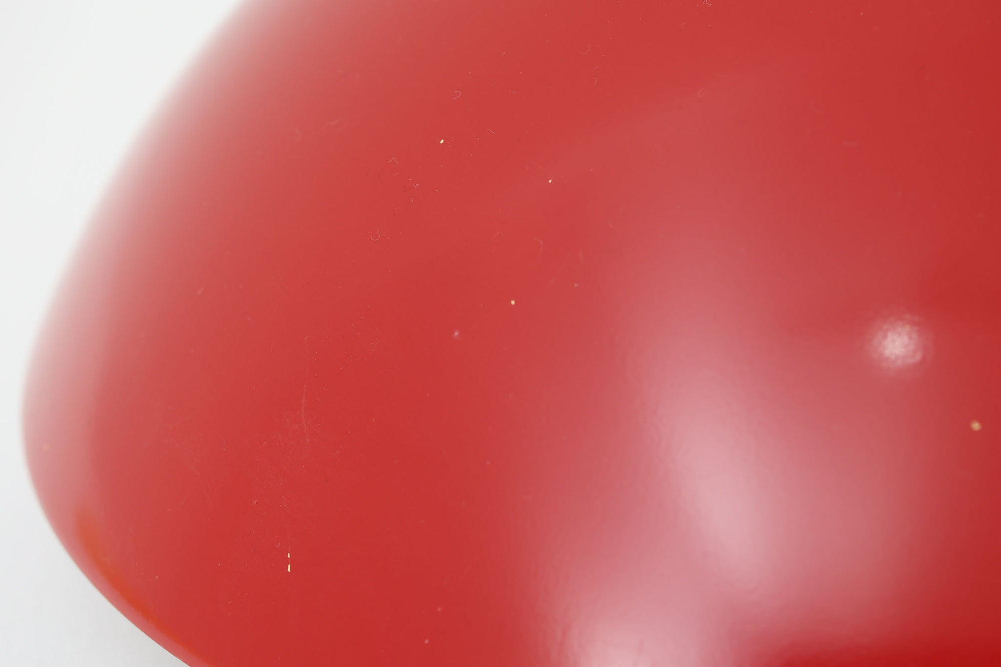 Fog &amp; Morup（フォグ＆モーラップ）社より、Jo Hammerborg（ヨー・ハーマボー）によってデザインされた「Lakaj」ペンダントライトです。直径34cmのシェードは、赤の外装と内側のホワイト＆ボトムカバーの淡いイエローの配色が美しい光を柔らかく拡散し、空間に温もりと視覚的なアクセントを与えます。点灯時にはシェード上部から漏れる光が間接照明としても機能し、北欧ビンテージ家具と調和する洗練された雰囲気を演出します。ダイニングやリビングの照明に最適な、希少性と機能美を兼ね備えた一灯です。