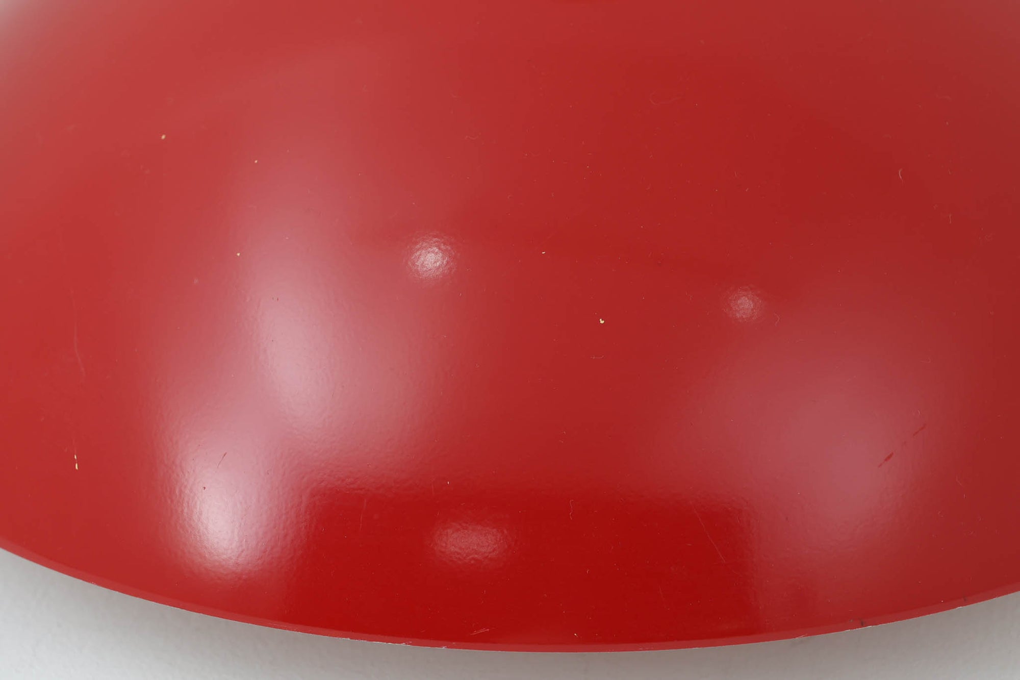 Fog &amp; Morup（フォグ＆モーラップ）社より、Jo Hammerborg（ヨー・ハーマボー）によってデザインされた「Lakaj」ペンダントライトです。直径34cmのシェードは、赤の外装と内側のホワイト＆ボトムカバーの淡いイエローの配色が美しい光を柔らかく拡散し、空間に温もりと視覚的なアクセントを与えます。点灯時にはシェード上部から漏れる光が間接照明としても機能し、北欧ビンテージ家具と調和する洗練された雰囲気を演出します。ダイニングやリビングの照明に最適な、希少性と機能美を兼ね備えた一灯です。