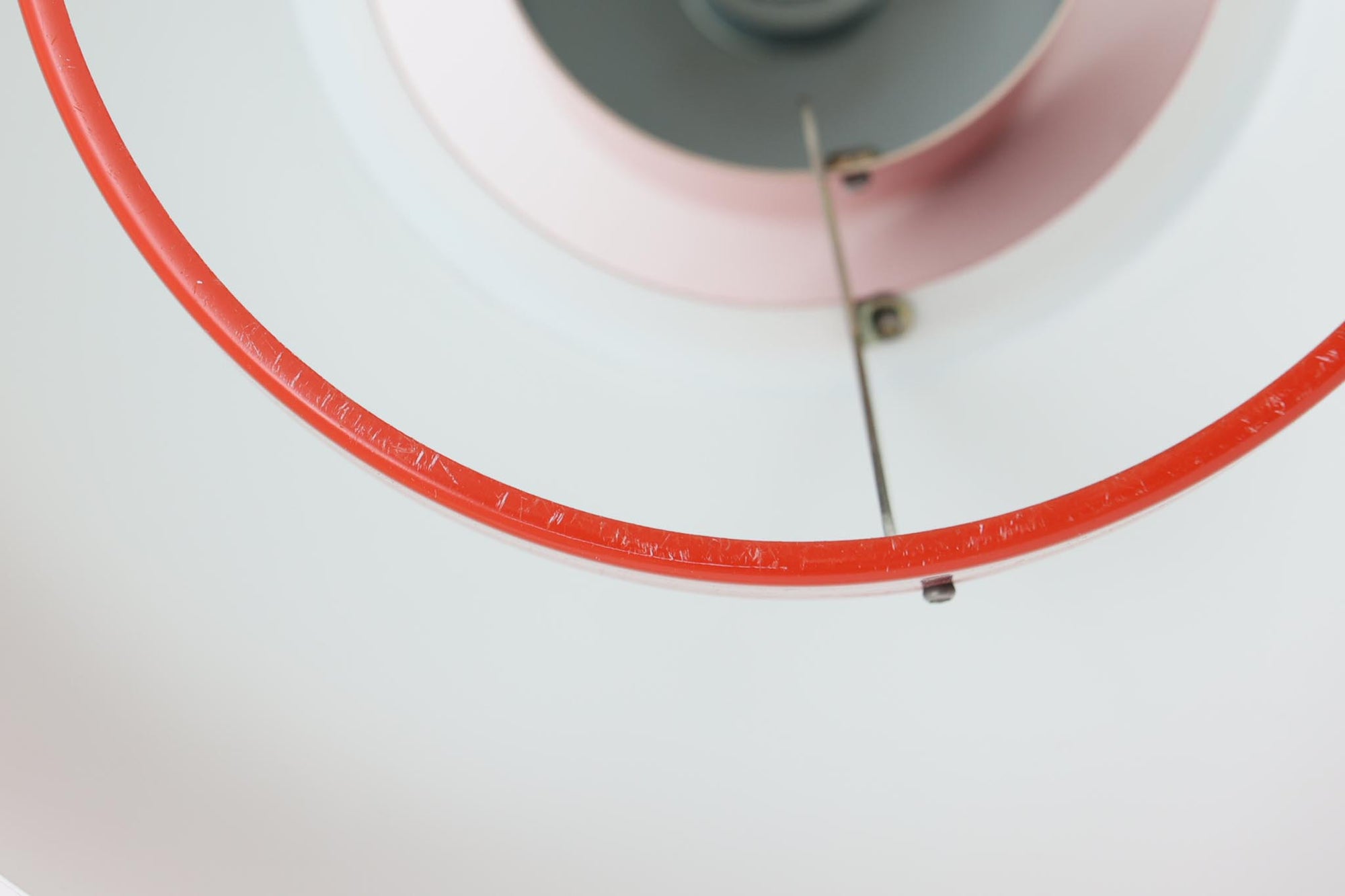 Fog &amp; Morup（フォグ＆モーラップ）社より、Jo Hammerborg（ヨー・ハーマボー）によってデザインされた「Lakaj」ペンダントライトです。直径34cmのシェードは、赤の外装と内側のホワイト＆ボトムカバーの淡いイエローの配色が美しい光を柔らかく拡散し、空間に温もりと視覚的なアクセントを与えます。点灯時にはシェード上部から漏れる光が間接照明としても機能し、北欧ビンテージ家具と調和する洗練された雰囲気を演出します。ダイニングやリビングの照明に最適な、希少性と機能美を兼ね備えた一灯です。