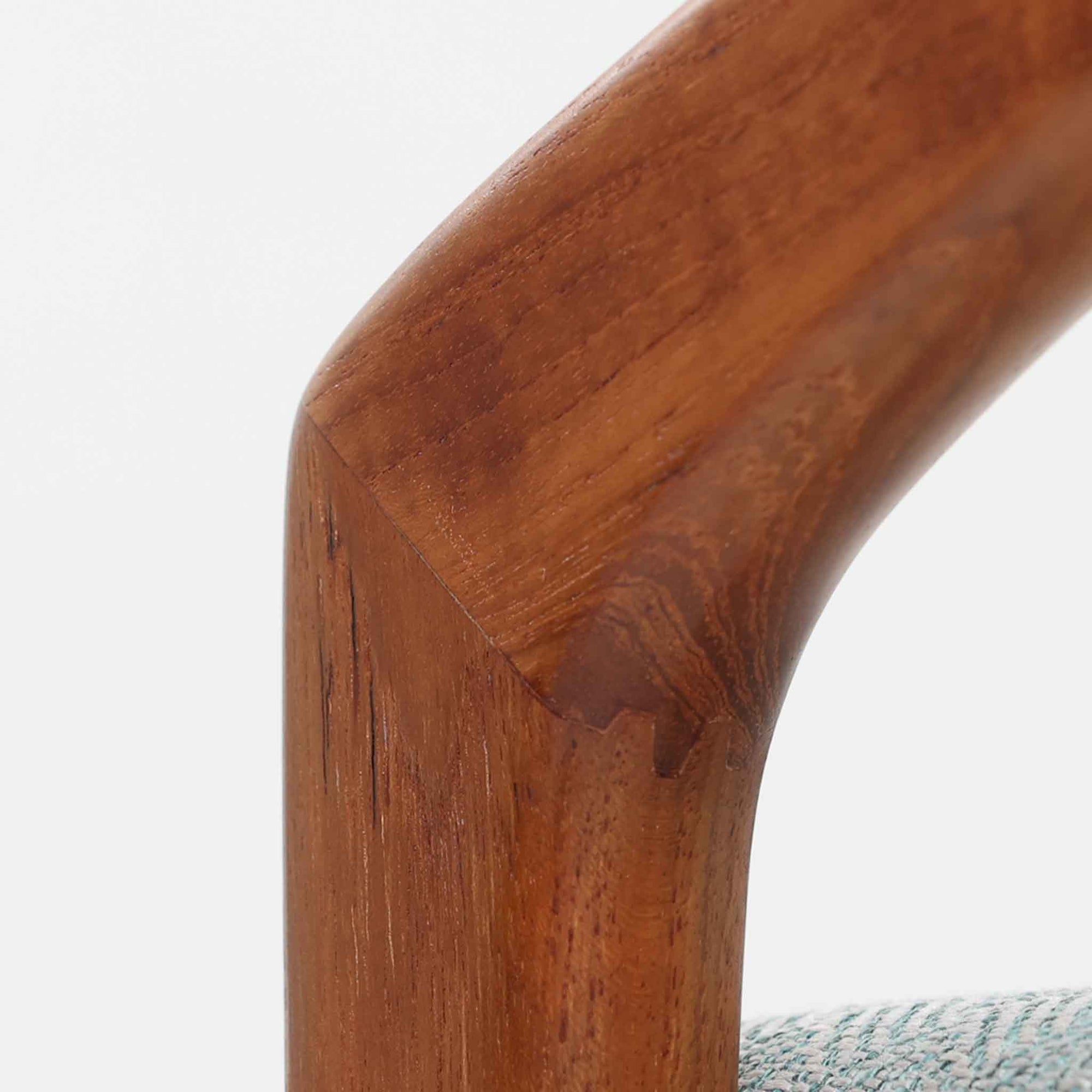 Henning Kjaernulfがデザインし、Korup Stolefabrik社より発表されたアームチェア「Model 23」です。チーク材のアームから脚部へと流れるようなラインが美しく、北欧家具らしい軽やかさと存在感を兼ね備えています。座面と背もたれは新たに張り替え済みで、落ち着いたトーンが上品な雰囲気を演出します。快適な座り心地と端正なデザインは、ダイニングや書斎はもちろん、リビングのアクセントチェアとしても活躍し、経年変化による風合いがビンテージならではの魅力を引き立てています。