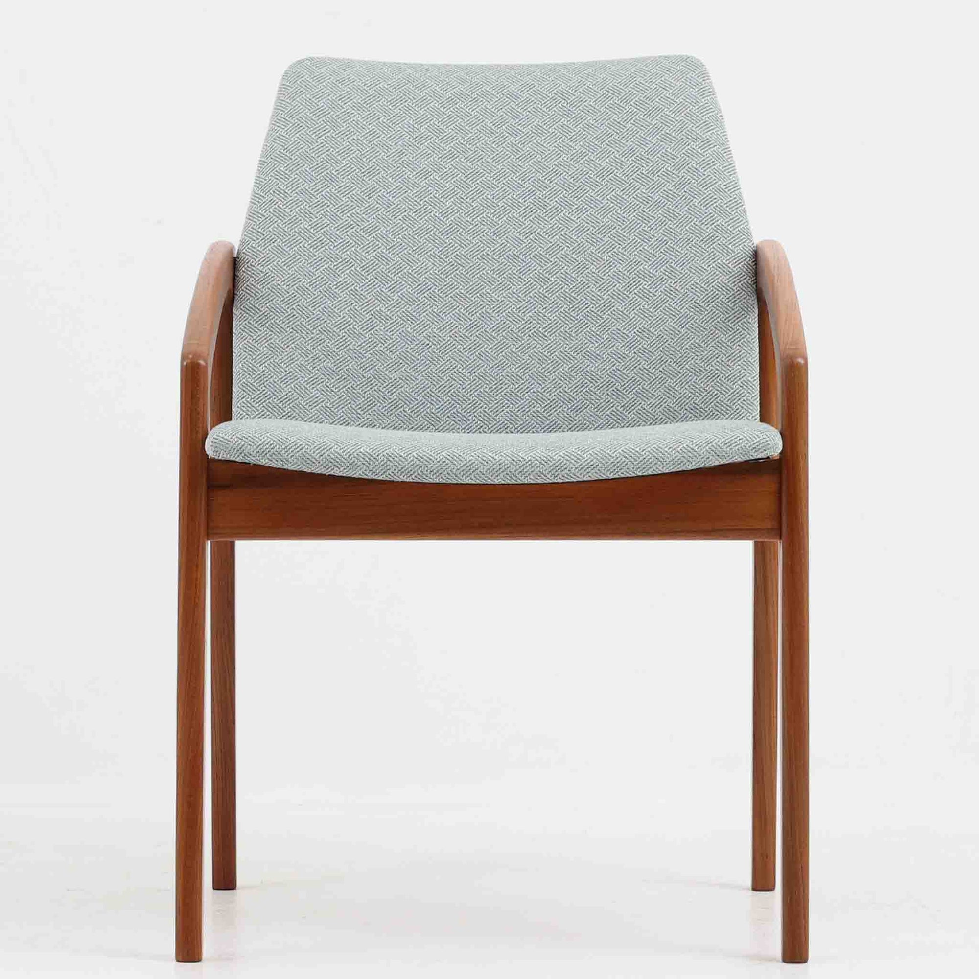 Henning Kjaernulfがデザインし、Korup Stolefabrik社より発表されたアームチェア「Model 23」です。チーク材のアームから脚部へと流れるようなラインが美しく、北欧家具らしい軽やかさと存在感を兼ね備えています。座面と背もたれは新たに張り替え済みで、落ち着いたトーンが上品な雰囲気を演出します。快適な座り心地と端正なデザインは、ダイニングや書斎はもちろん、リビングのアクセントチェアとしても活躍し、経年変化による風合いがビンテージならではの魅力を引き立てています。